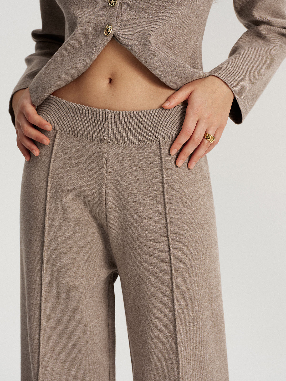 Hoch geschnittene Strickhose mit weitem Bein