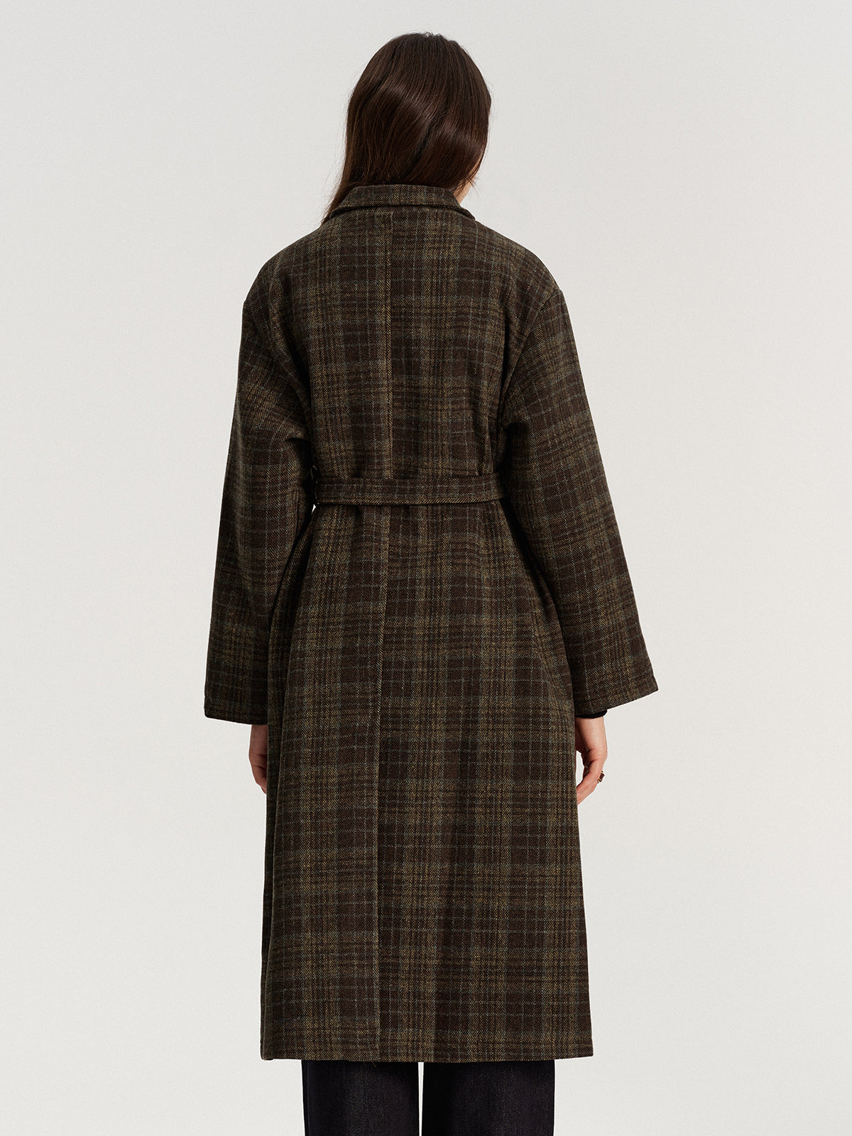 Manteau long en tweed à carreaux et à ceinture