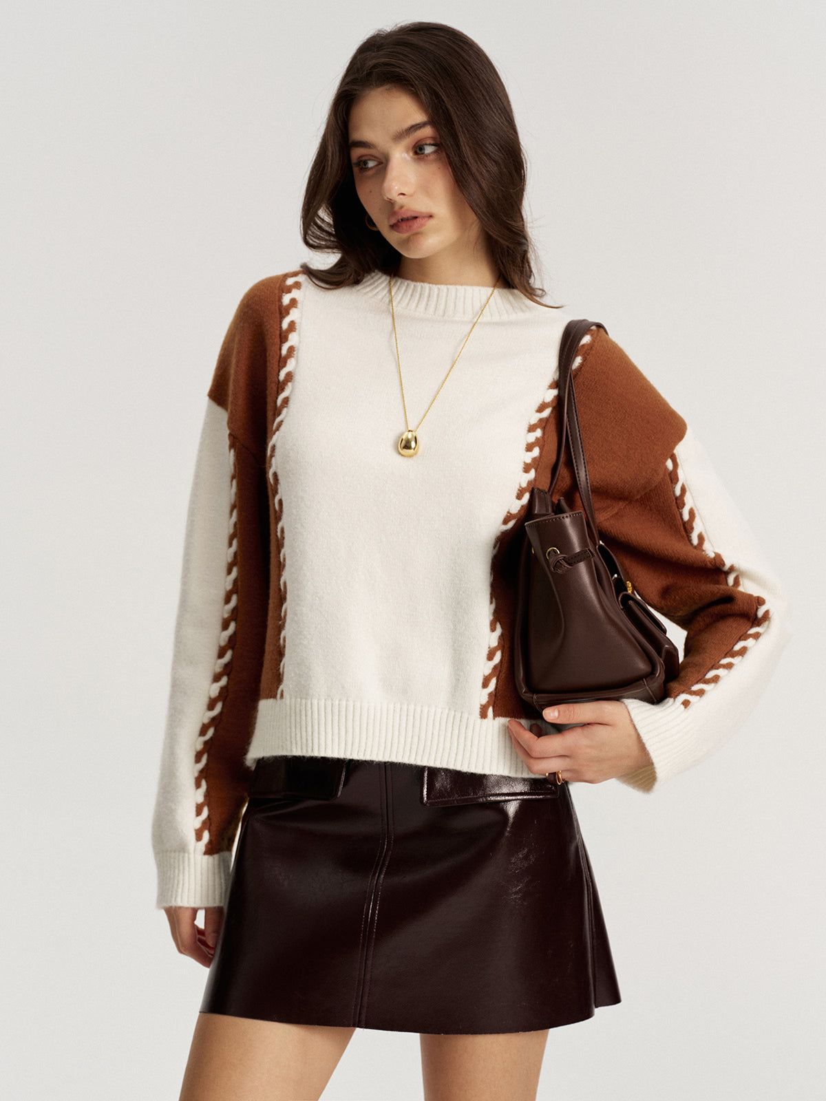 Pull bicolore à bordure tressée