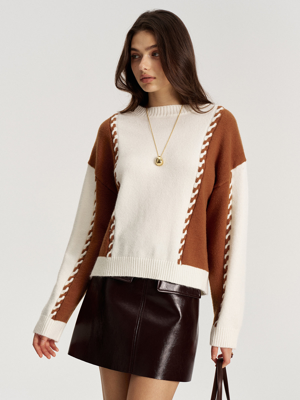 Pull bicolore à bordure tressée