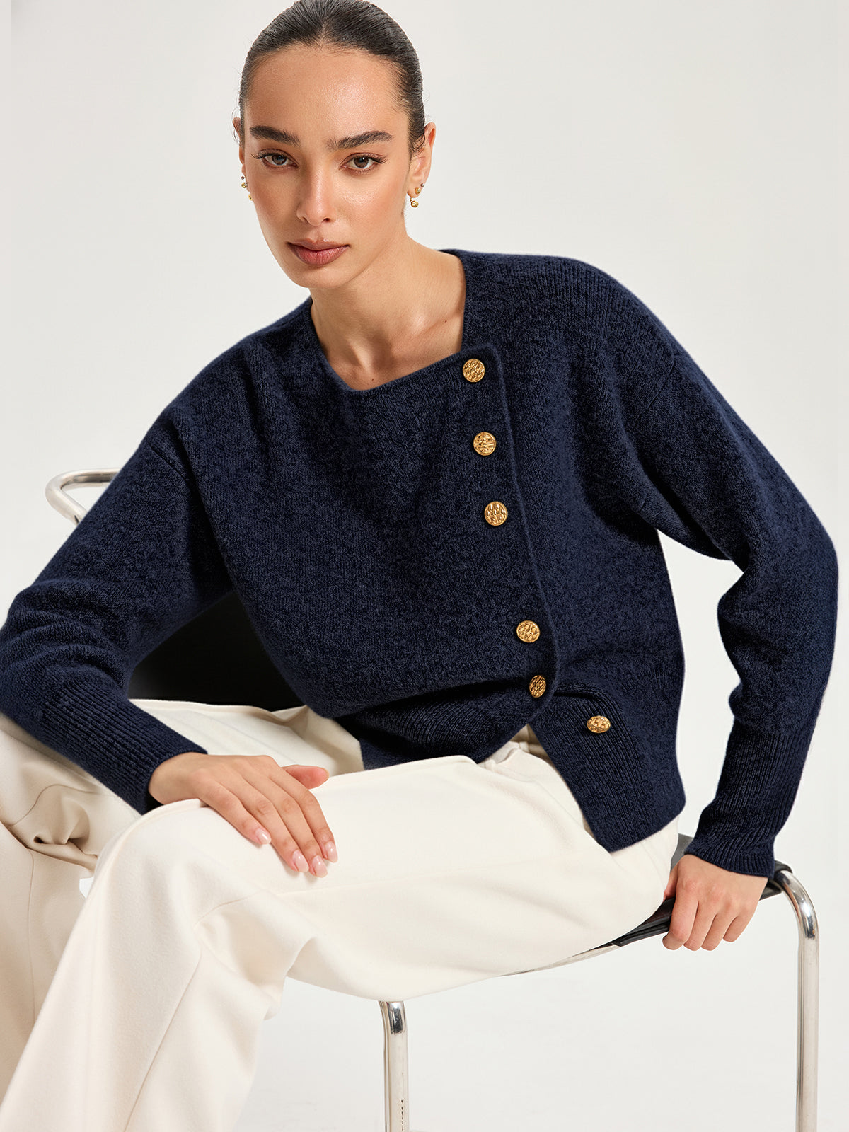 Asymmetrischer Strickcardigan aus Wollmix mit Metallknöpfen