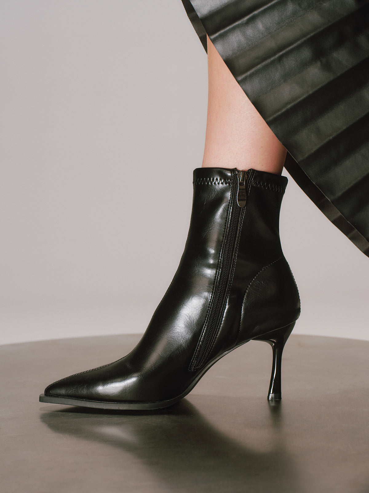 Spitze Kitten-Heel-Stiefeletten