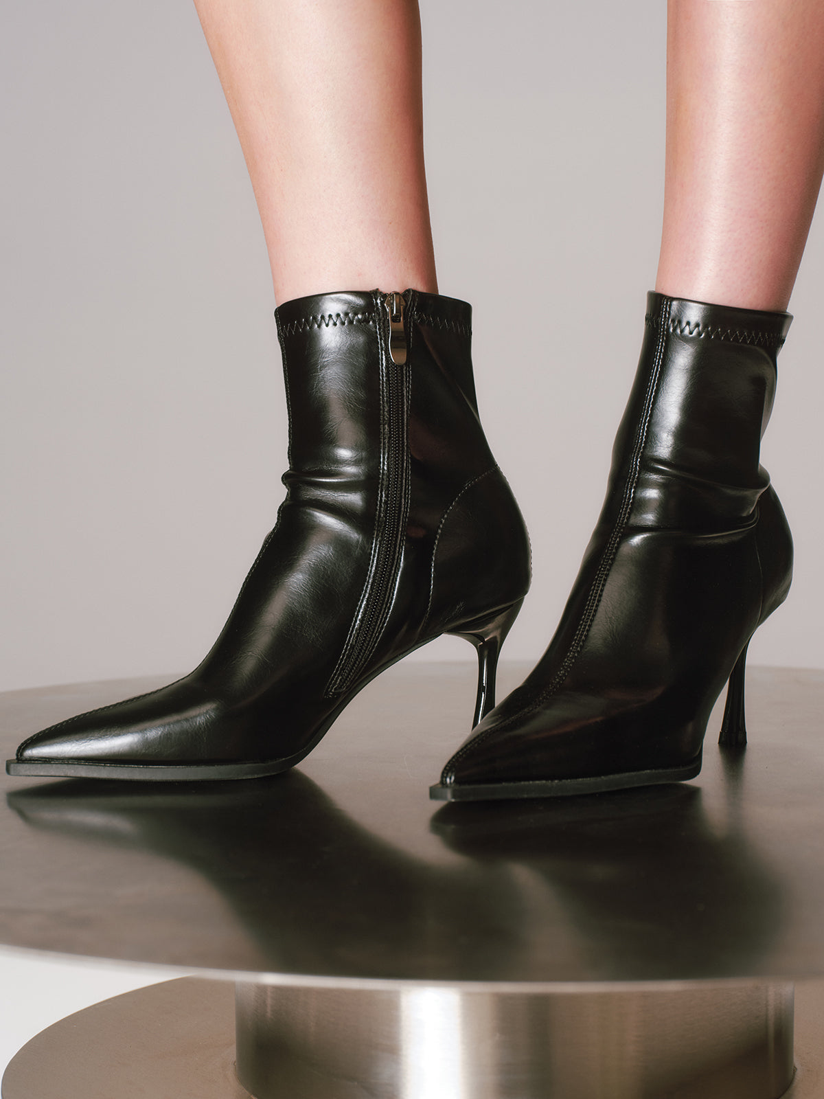 Spitze Kitten-Heel-Stiefeletten