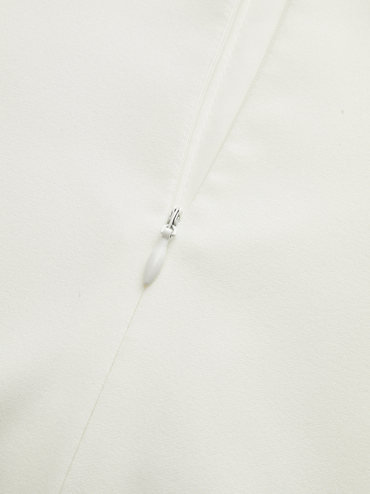 Mini-robe plissée à col montant