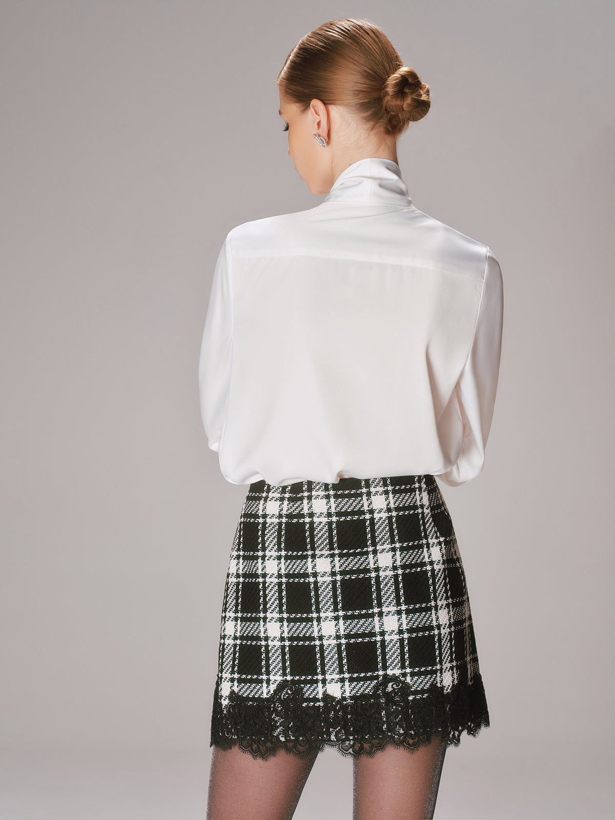 Minirock aus kariertem Tweed mit Spitzenbesatz