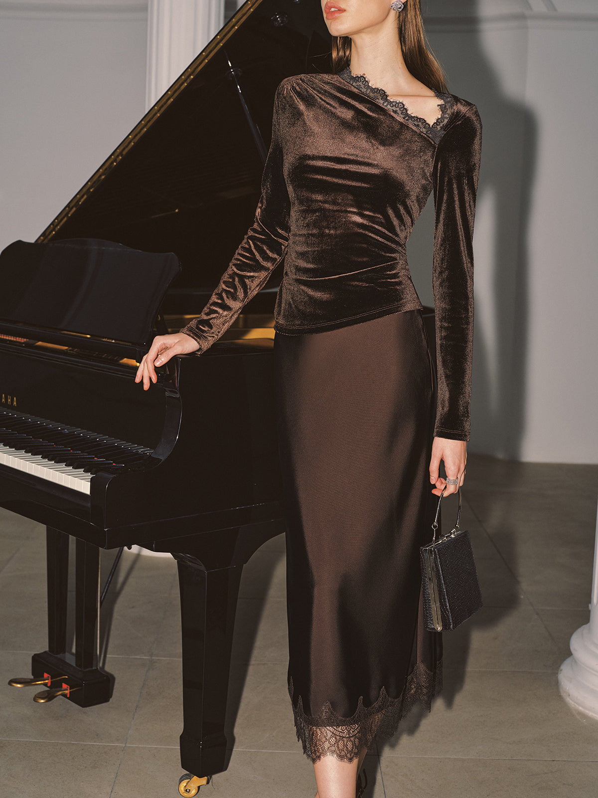 Jupe midi en satin avec ourlet en dentelle
