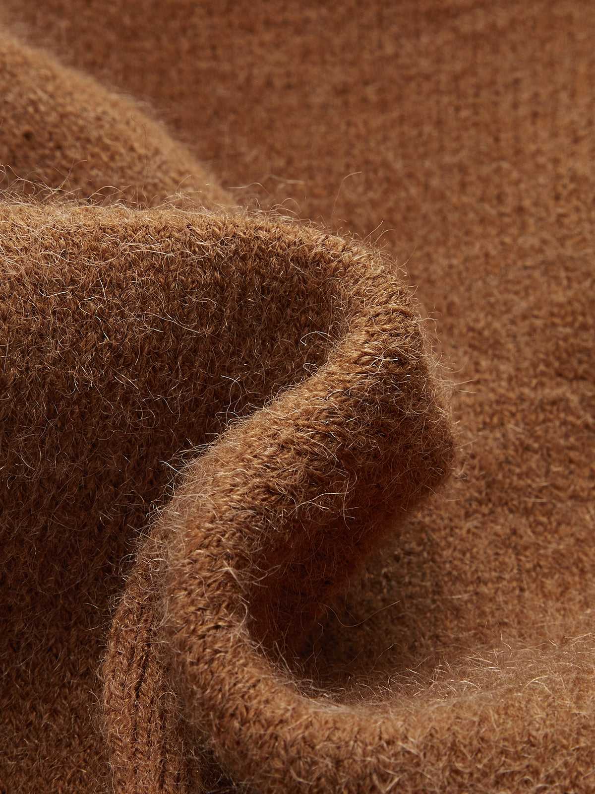 Taillierter, asymmetrischer Rollkragenpullover
