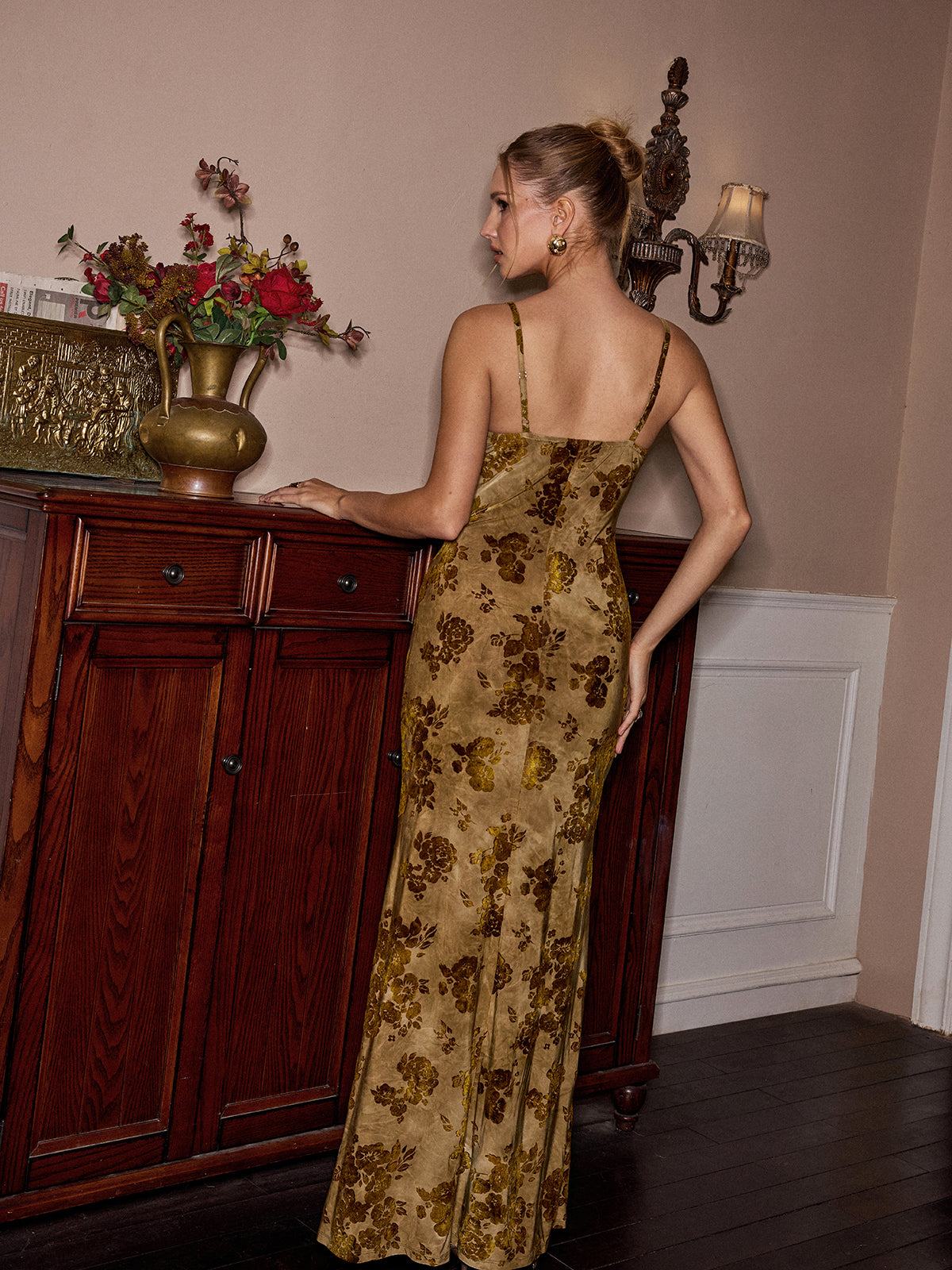 Robe longue à fines bretelles en jacquard floral