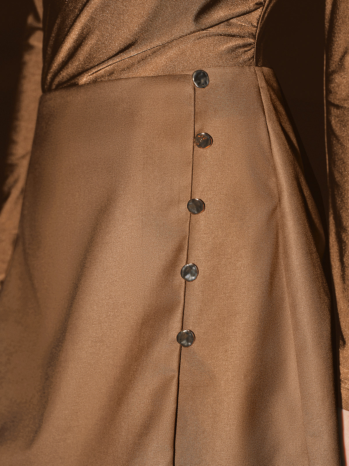 Mini-robe à manches longues et détails boutonnés