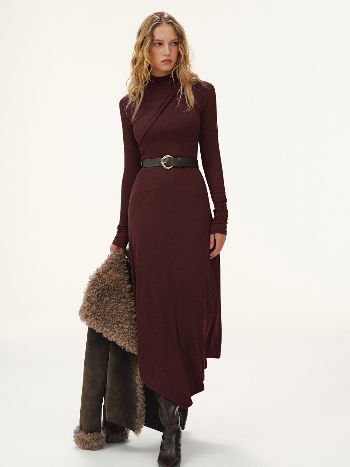 Robe longue asymétrique à col roulé et ceinture