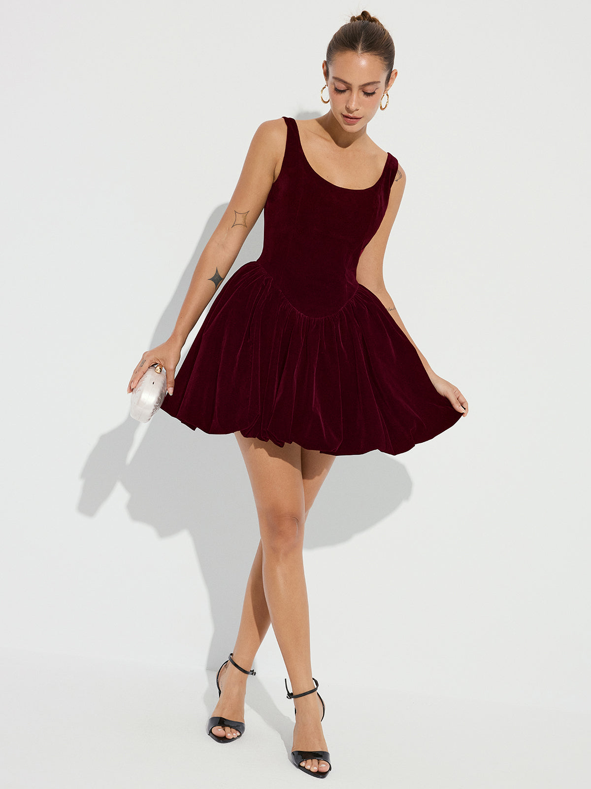 Mini-robe en velours à bretelles avec ourlet tulipe