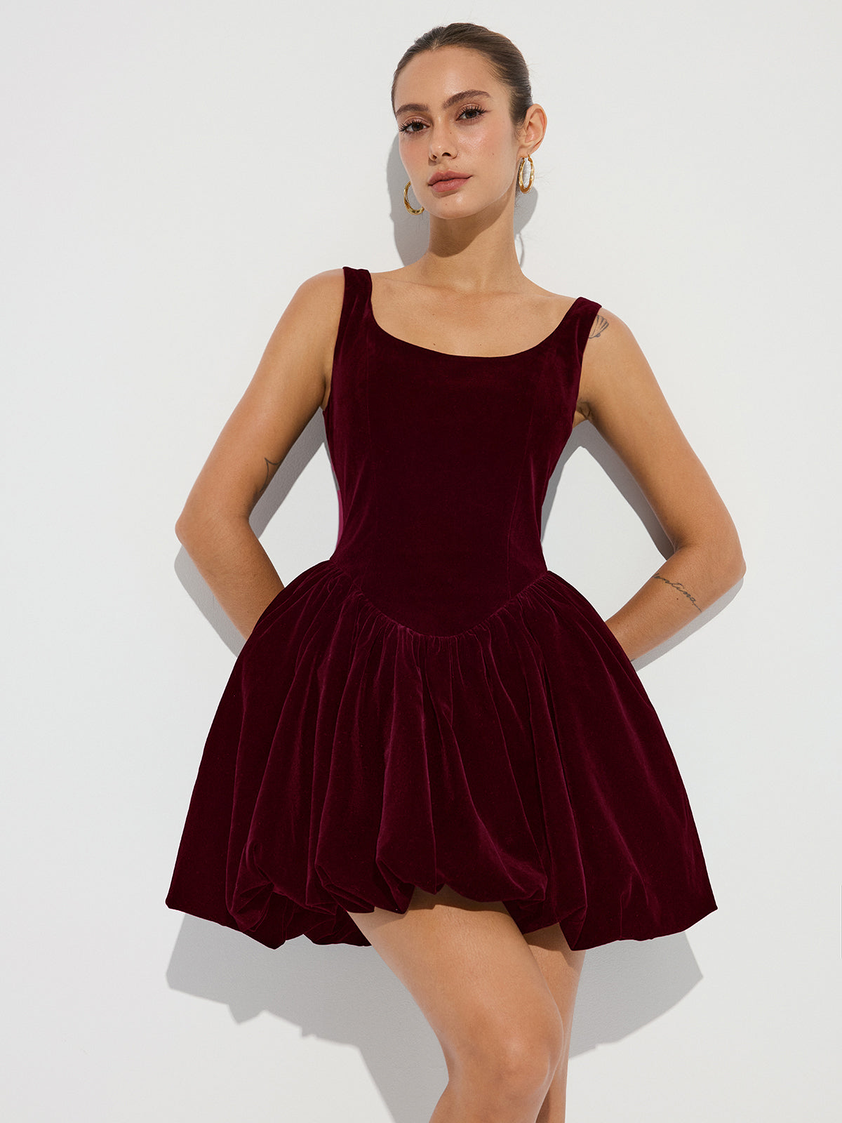 Mini-robe en velours à bretelles avec ourlet tulipe