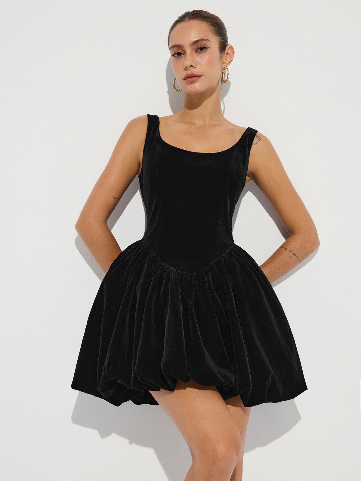 Mini-robe en velours à bretelles avec ourlet tulipe