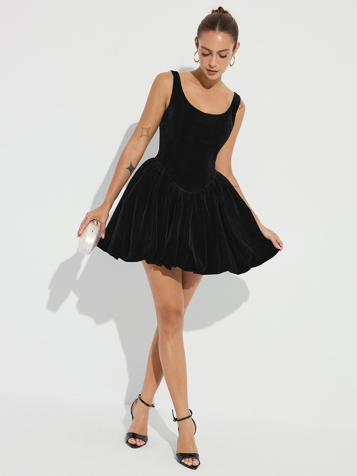 Mini-robe en velours à bretelles avec ourlet tulipe