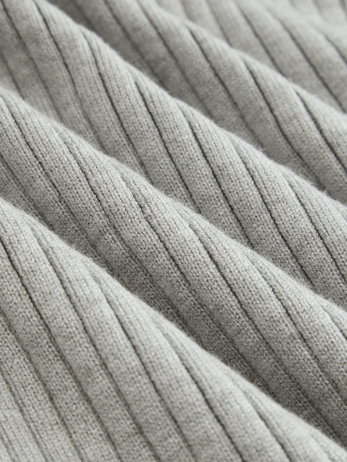 Rippstrick-Midikleid mit Carmenausschnitt und Taillenbetonung