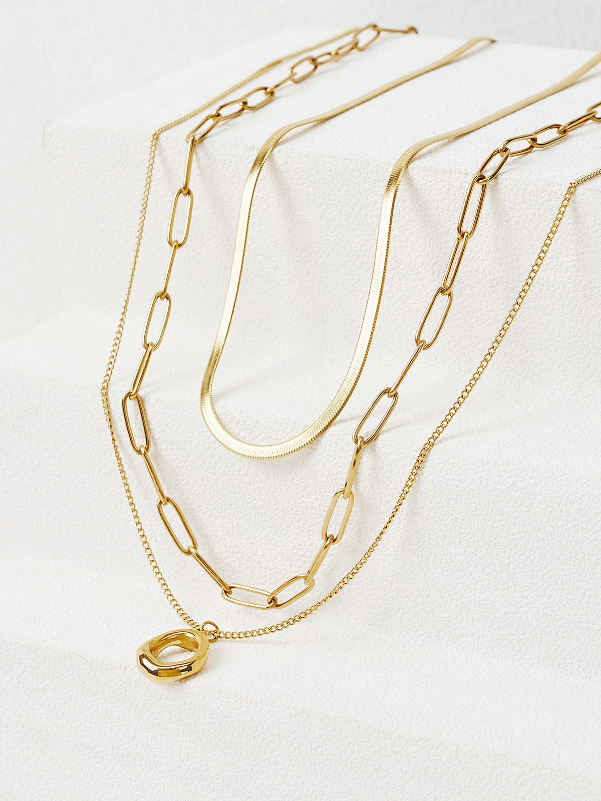 Collier chaîne doré à plusieurs rangs
