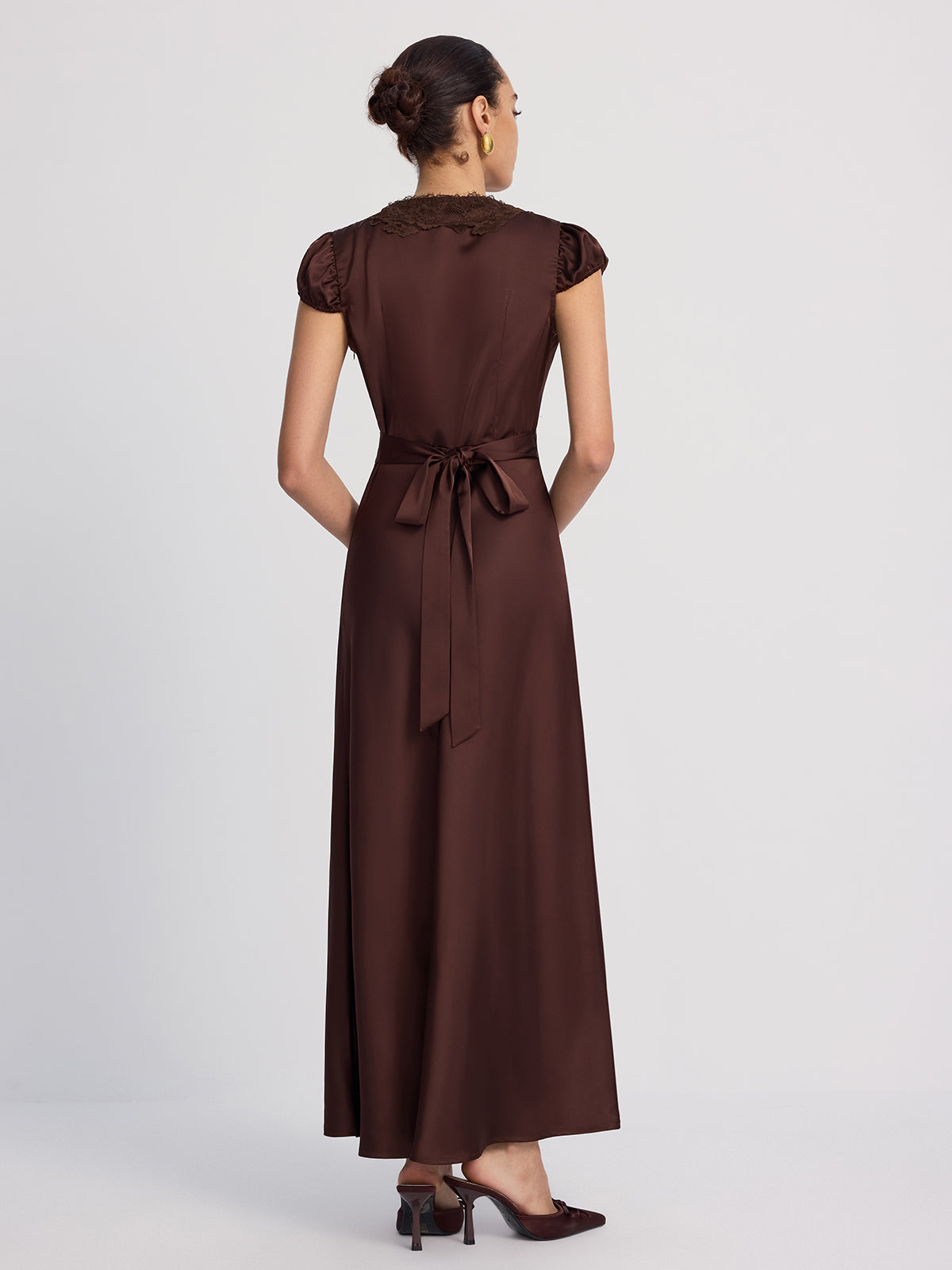 Maxikleid aus Satin mit V-Ausschnitt und Spitzenbesatz