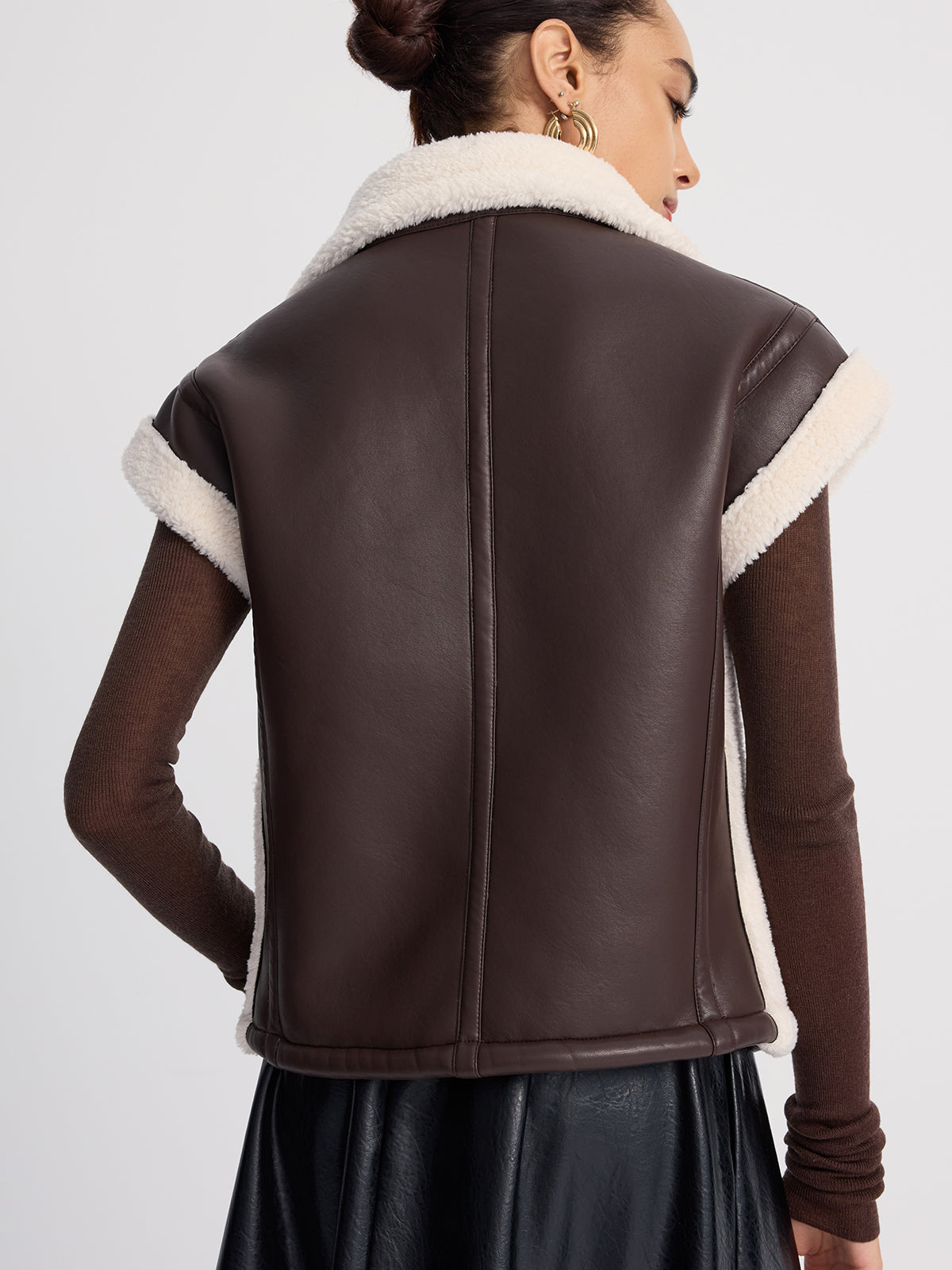 Ärmellose Weste aus Kunstleder mit Shearling-Besatz
