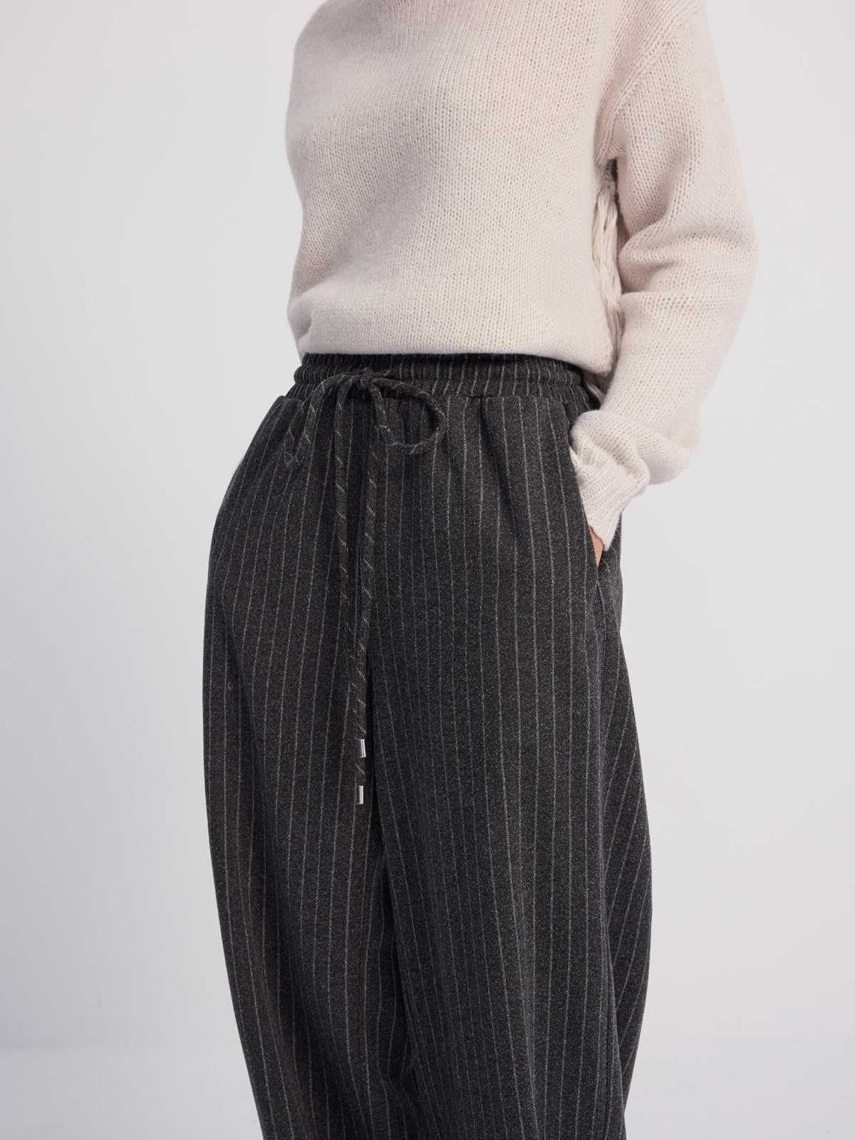 Nadelstreifen-Hose aus Wollmix mit weitem Bein