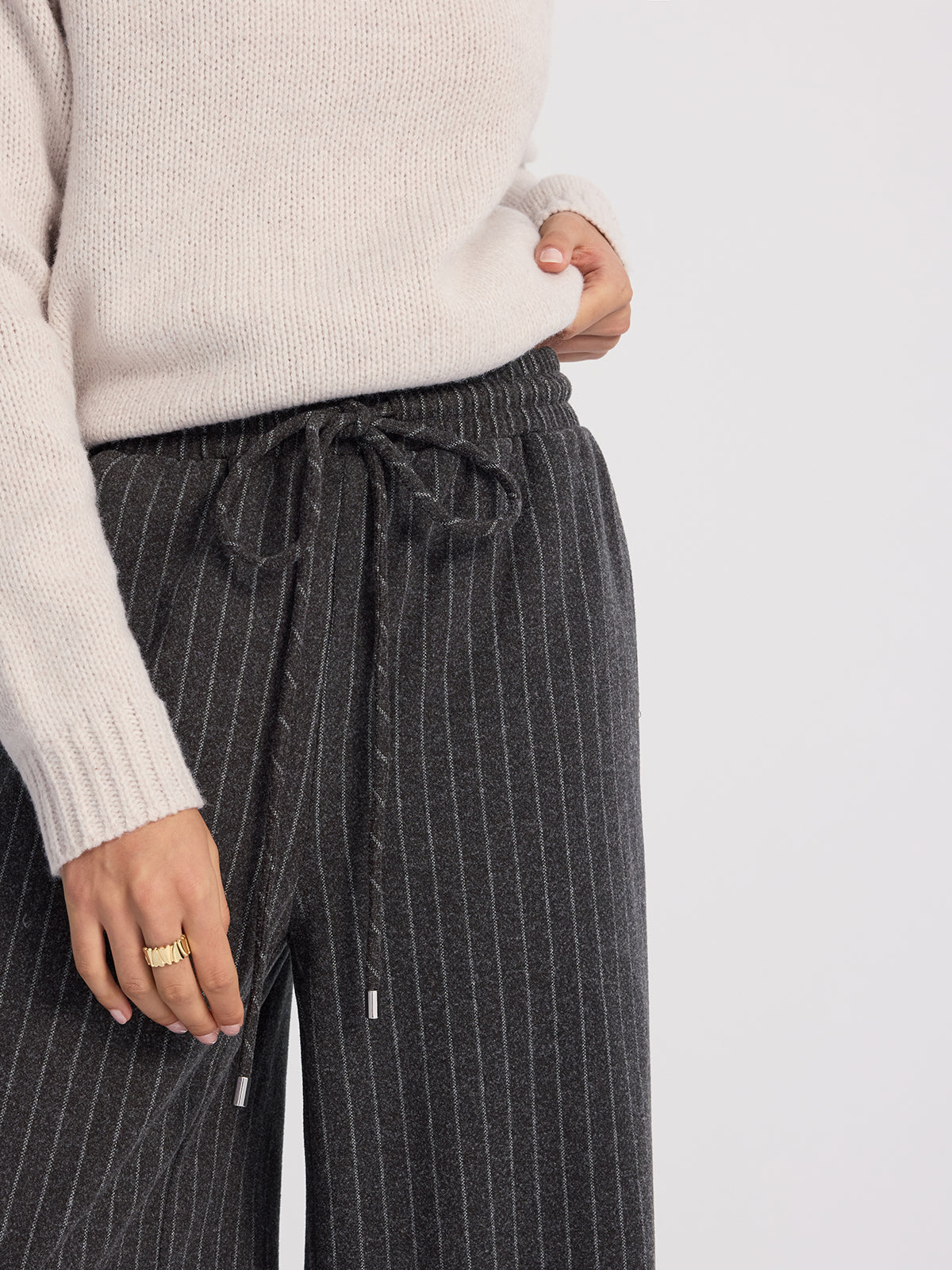 Nadelstreifen-Hose aus Wollmix mit weitem Bein