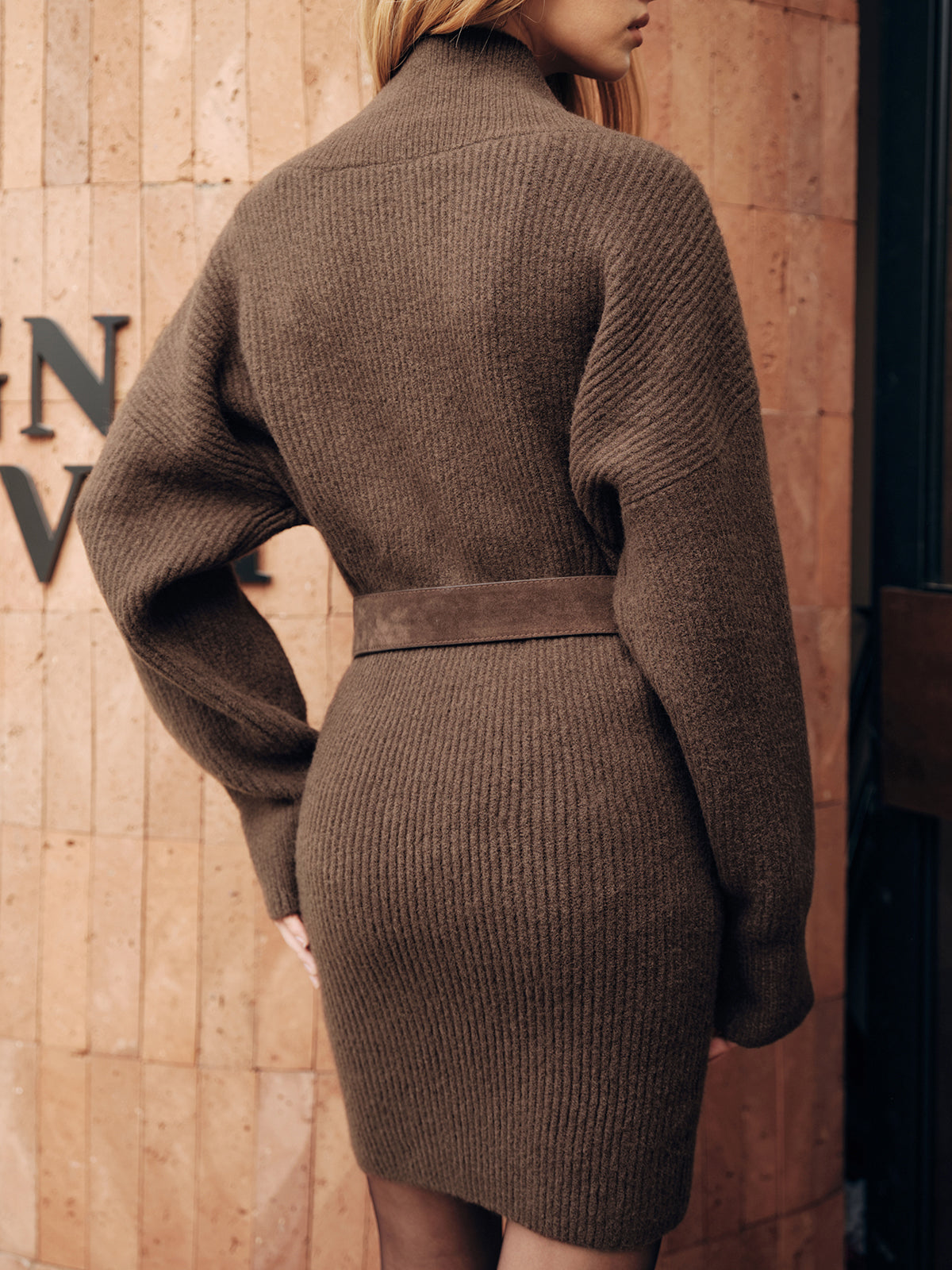 Mini-robe en maille côtelée à col en V sans ceinture