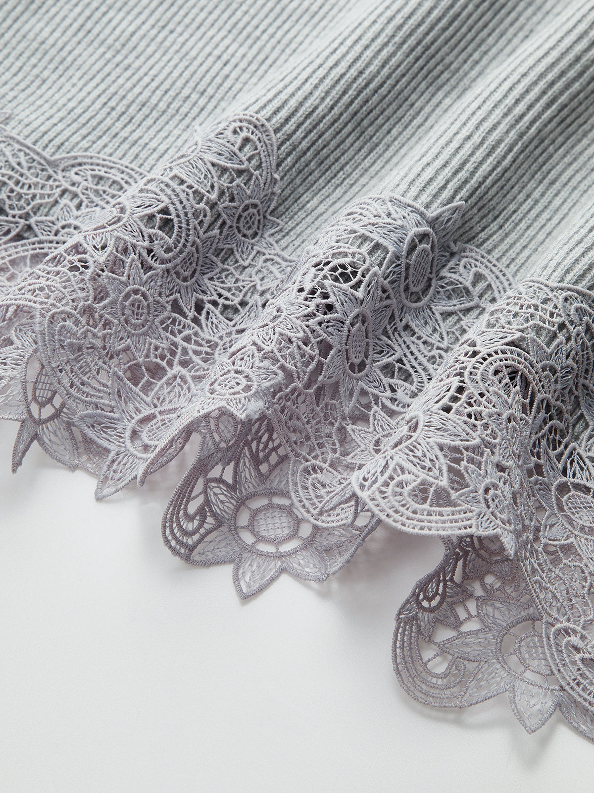 Mini-robe en mélange de laine avec dentelle à l'ourlet et boutons métalliques