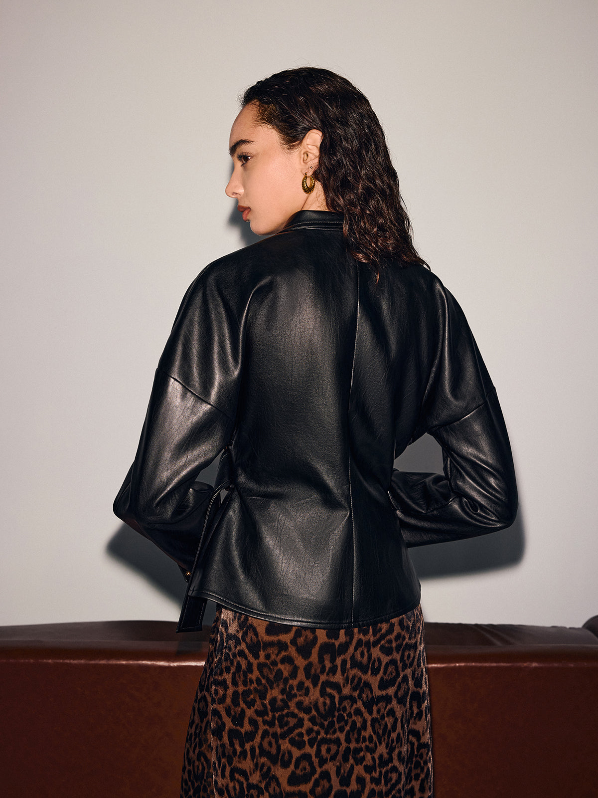 Blouson en similicuir à taille cintrée orné de boucles