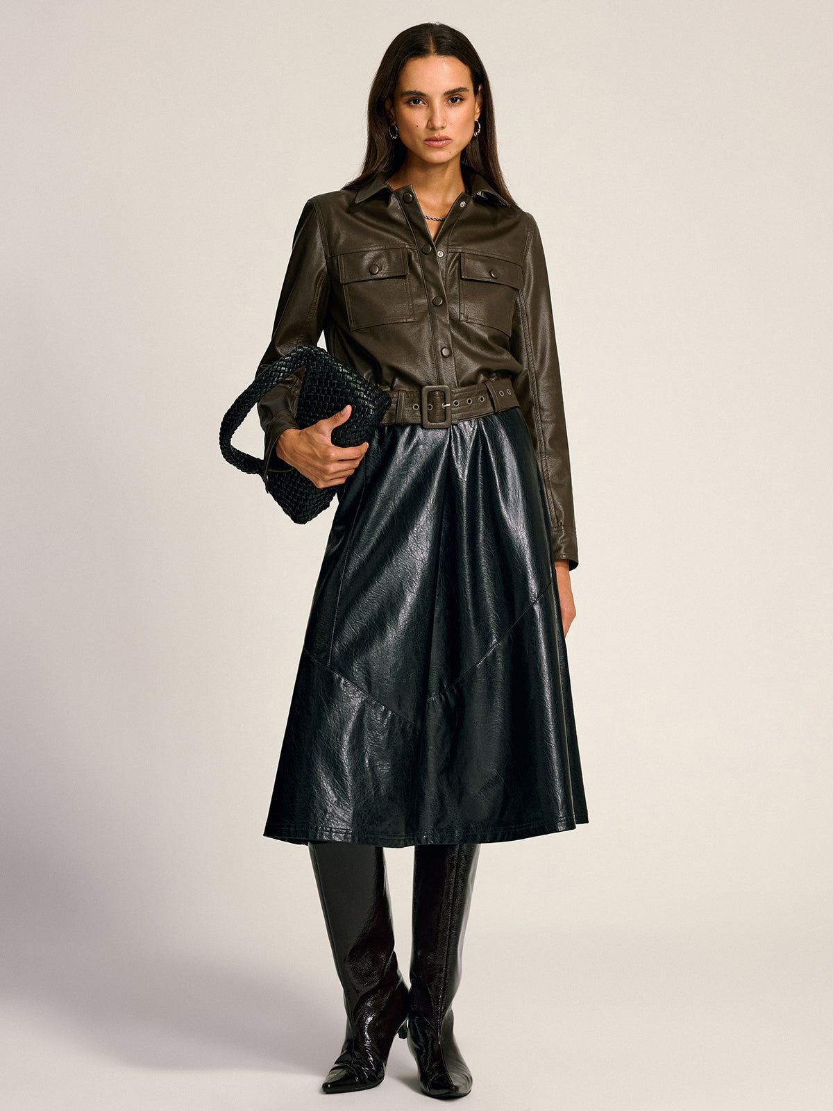 Gürtelhemdjacke aus PU-Leder mit Cargotaschen