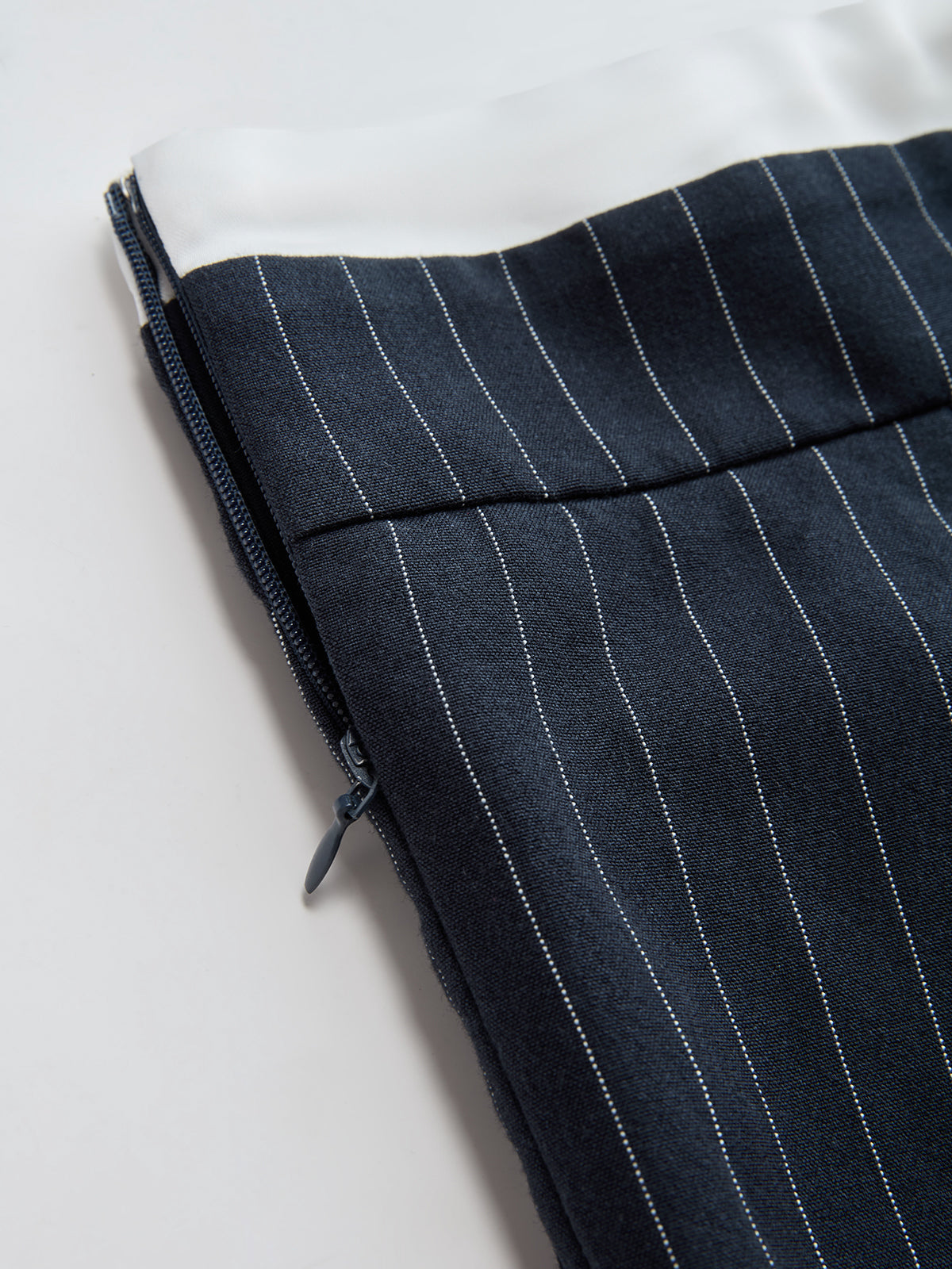 Pantalon large à taille coulissée et rayures fines