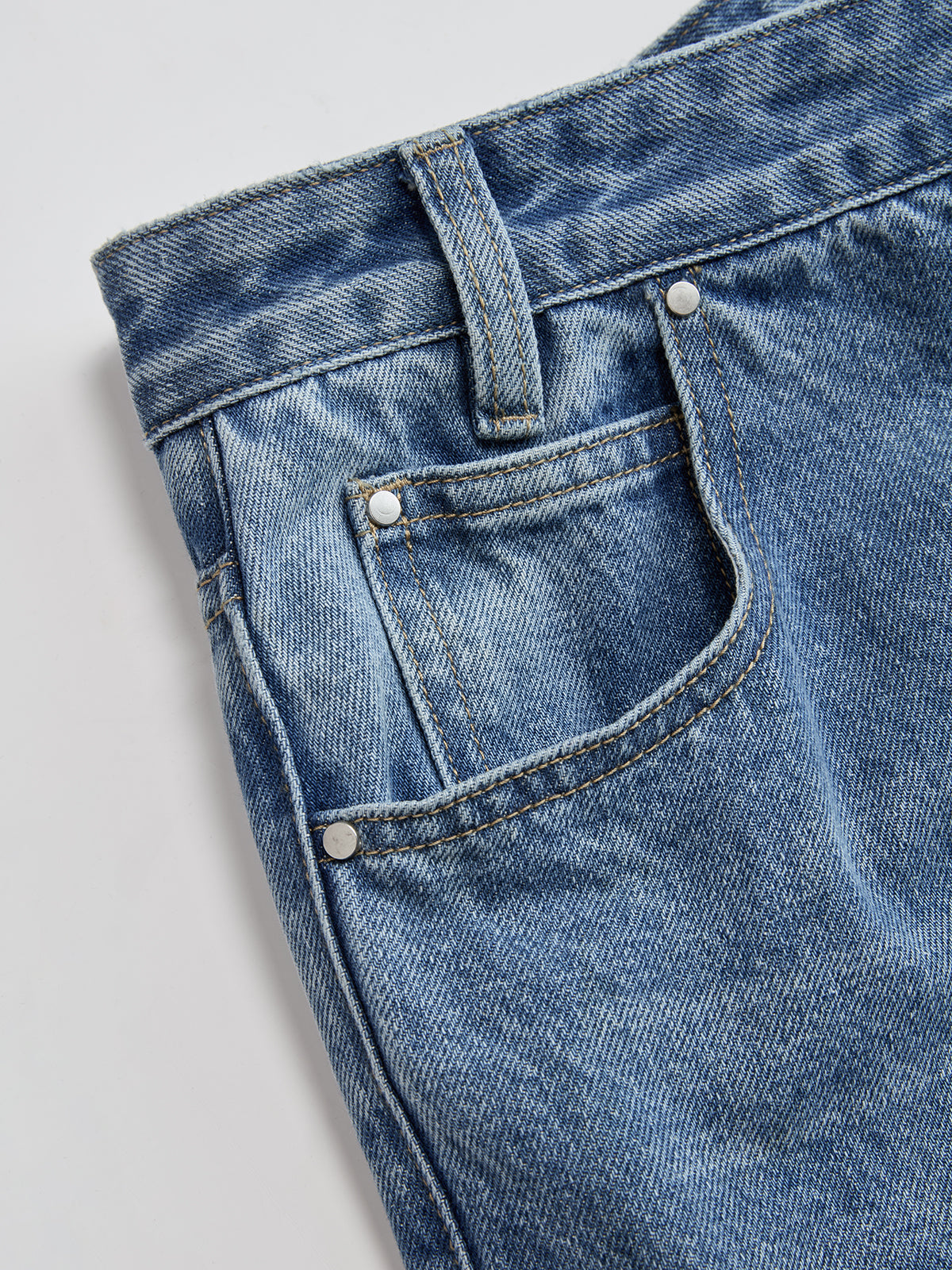Asymmetrische Jeans mit weitem Bein und mittlerer Bundhöhe