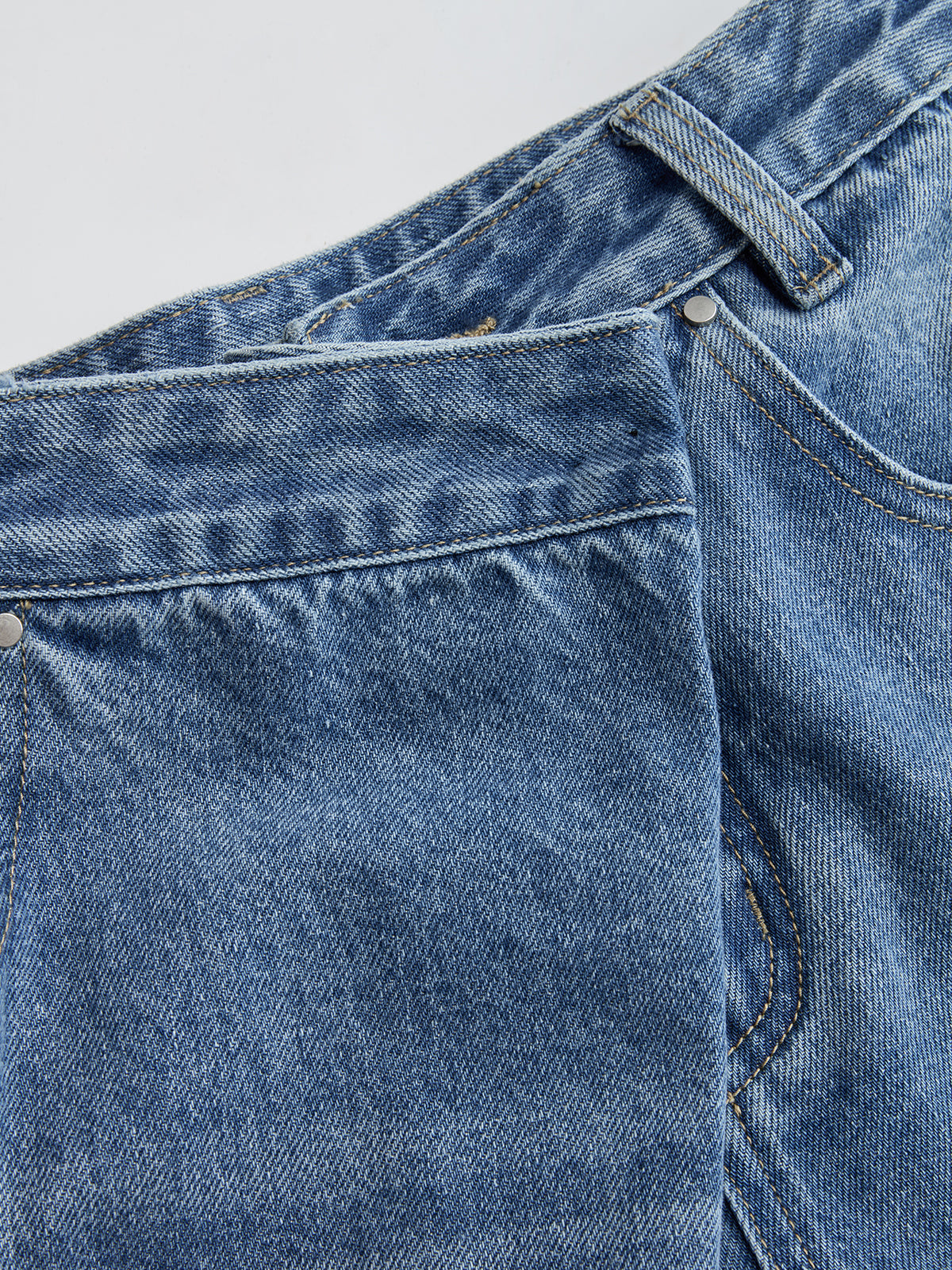 Asymmetrische Jeans mit weitem Bein und mittlerer Bundhöhe