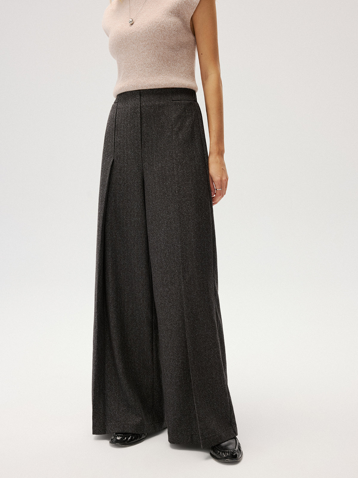Elastische Hose mit weitem Bein und Falten