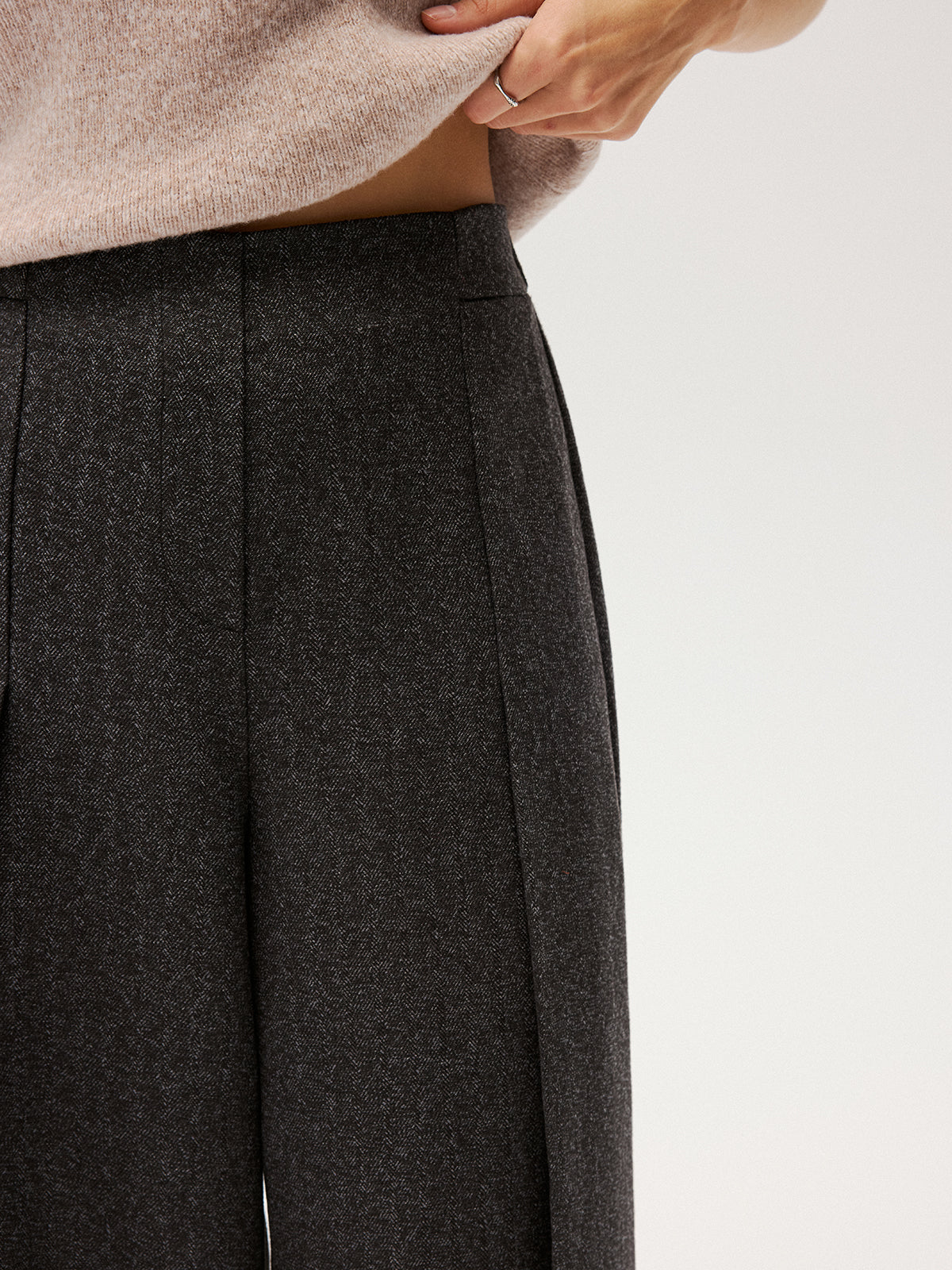 Elastische Hose mit weitem Bein und Falten