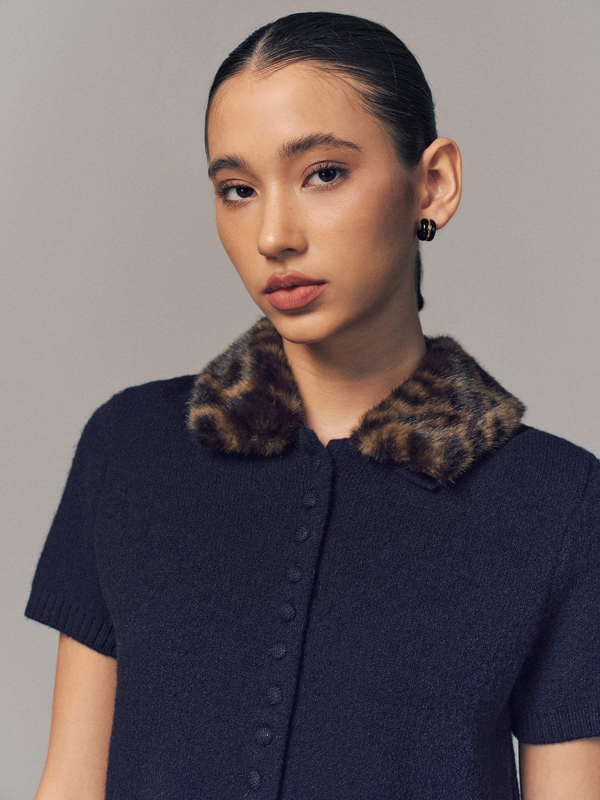Leopard-Kunstfellkragen Kurzarm-Strickjacke