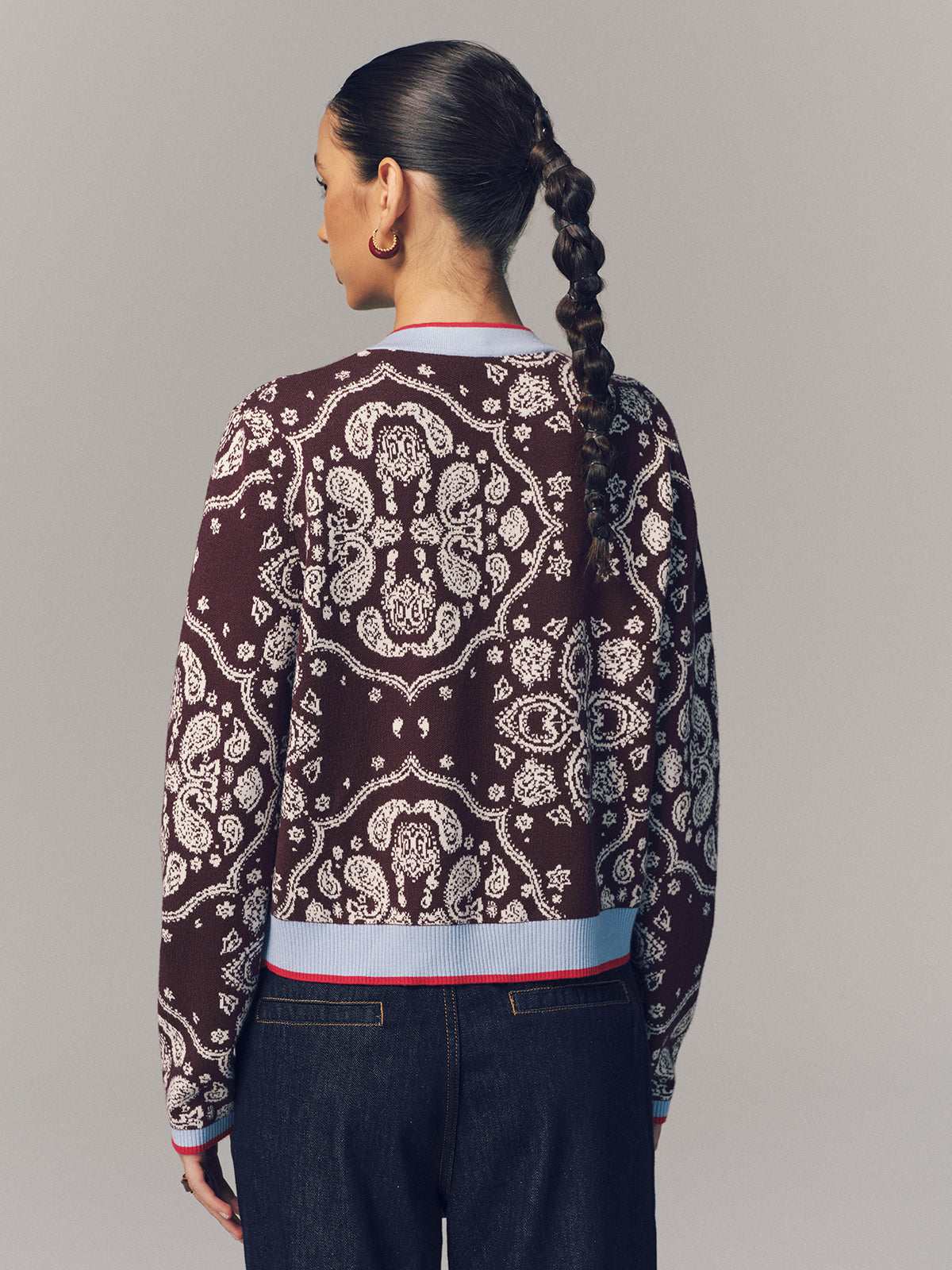 Cardigan mit Paisleymuster und kontrastierenden Borten