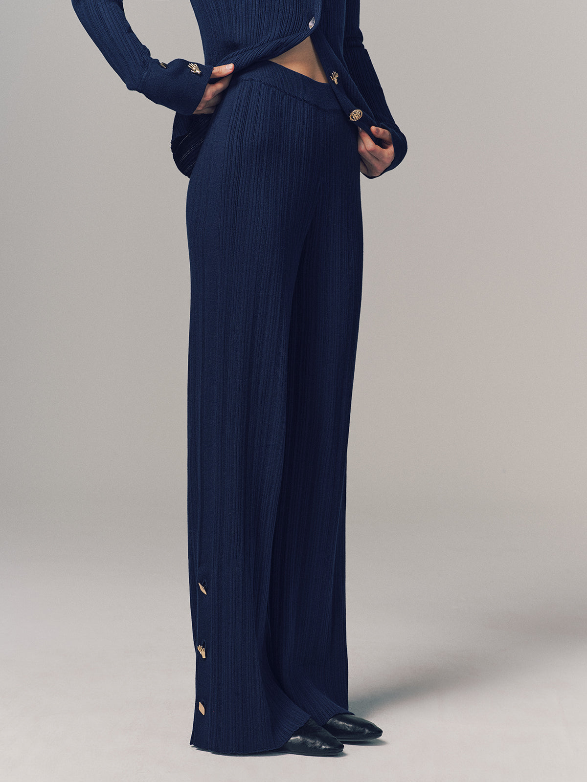 Pantalon en maille fendu en mélange de laine texturée avec détails métalliques