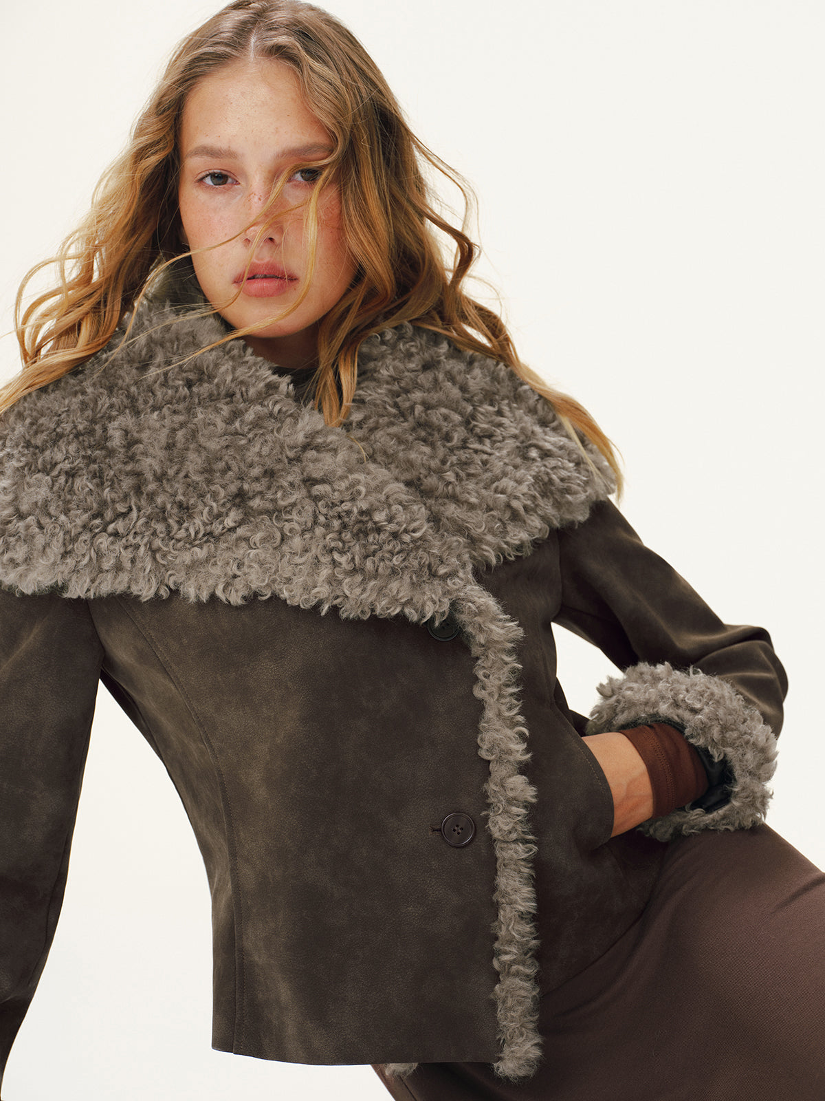 Veste courte suédine à col en peau lainée