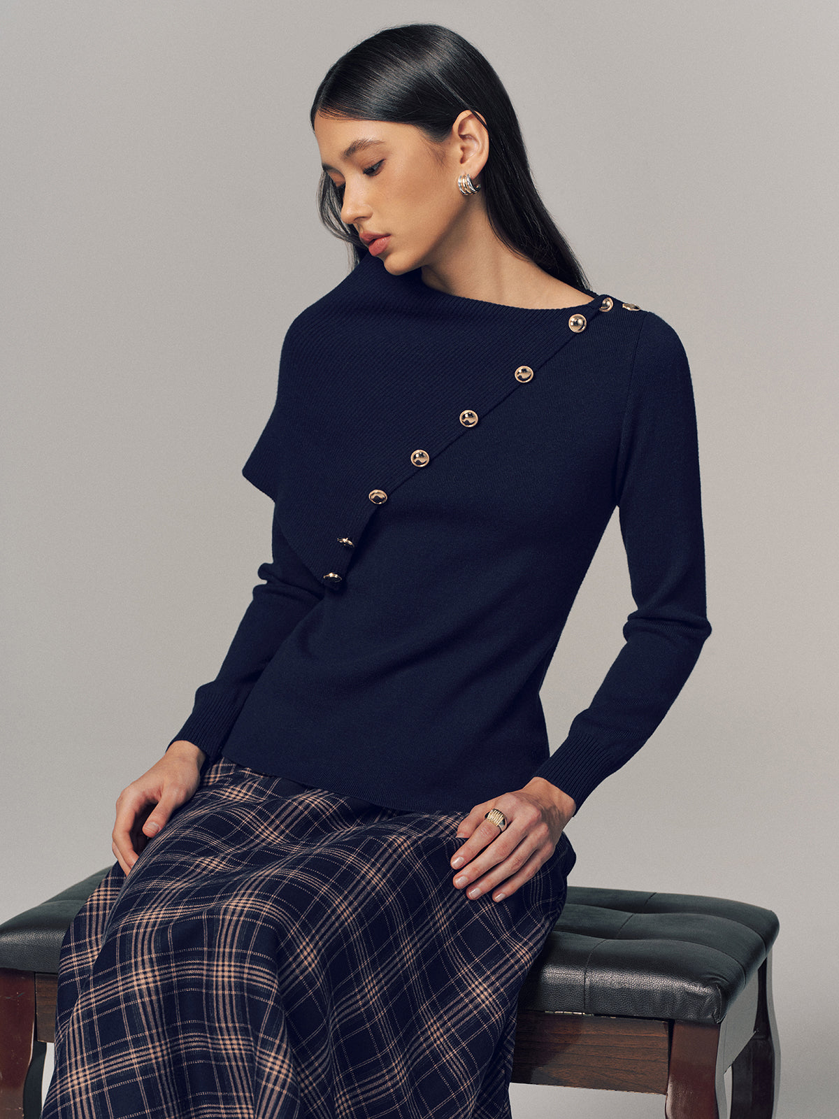 Geripptes Oberteil mit asymmetrischem Metalldetail