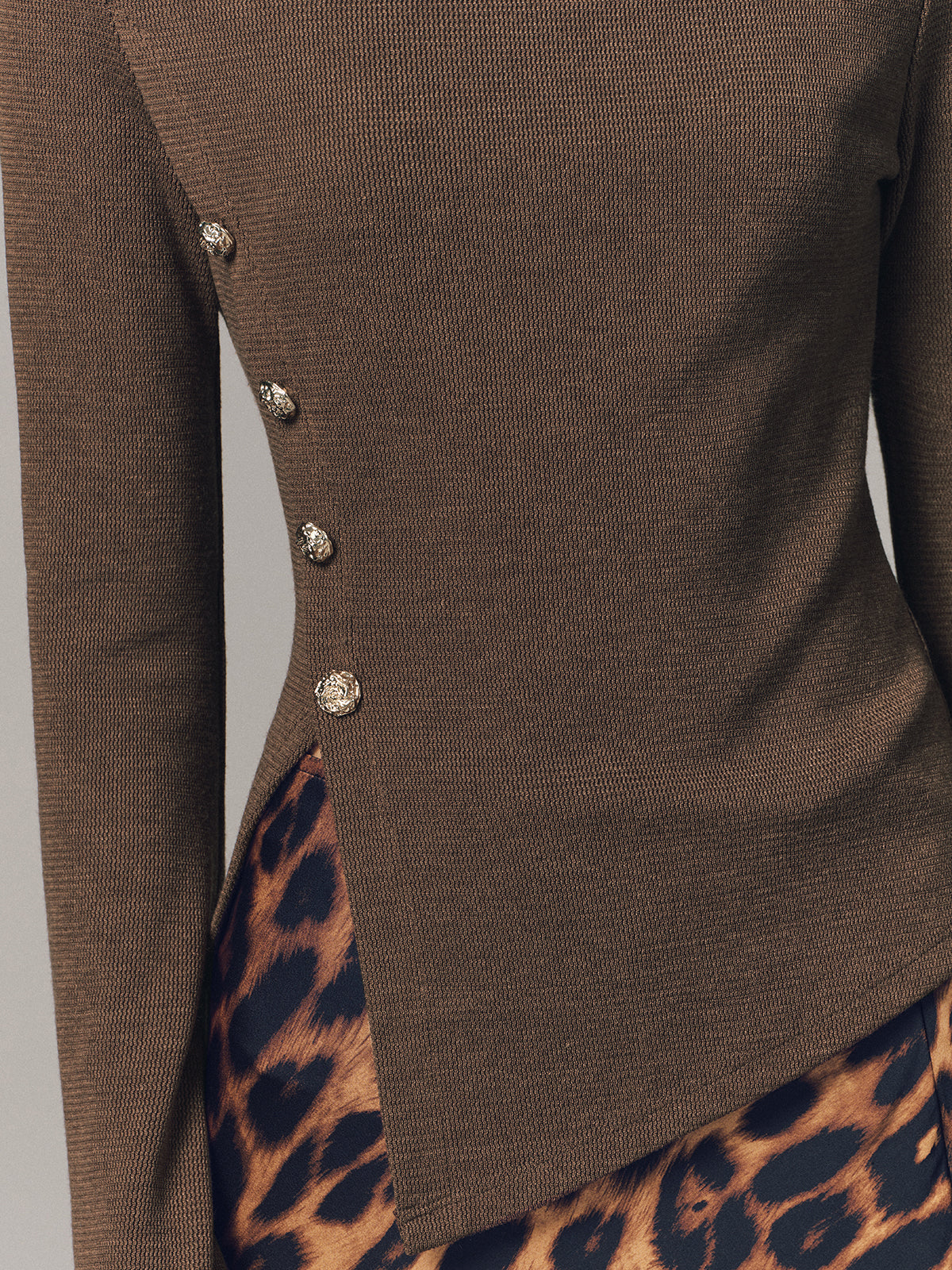 Oberteil mit asymmetrischem Saum, Knopfdetails und langen Ärmeln