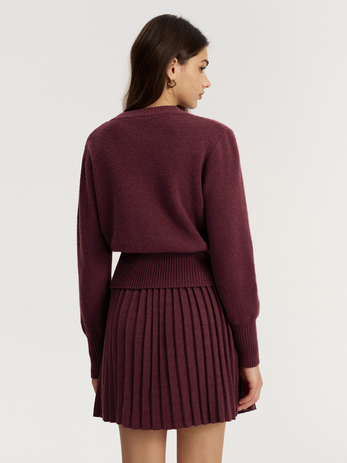Ensemble cardigan à boutons métalliques et mini-jupe plissée