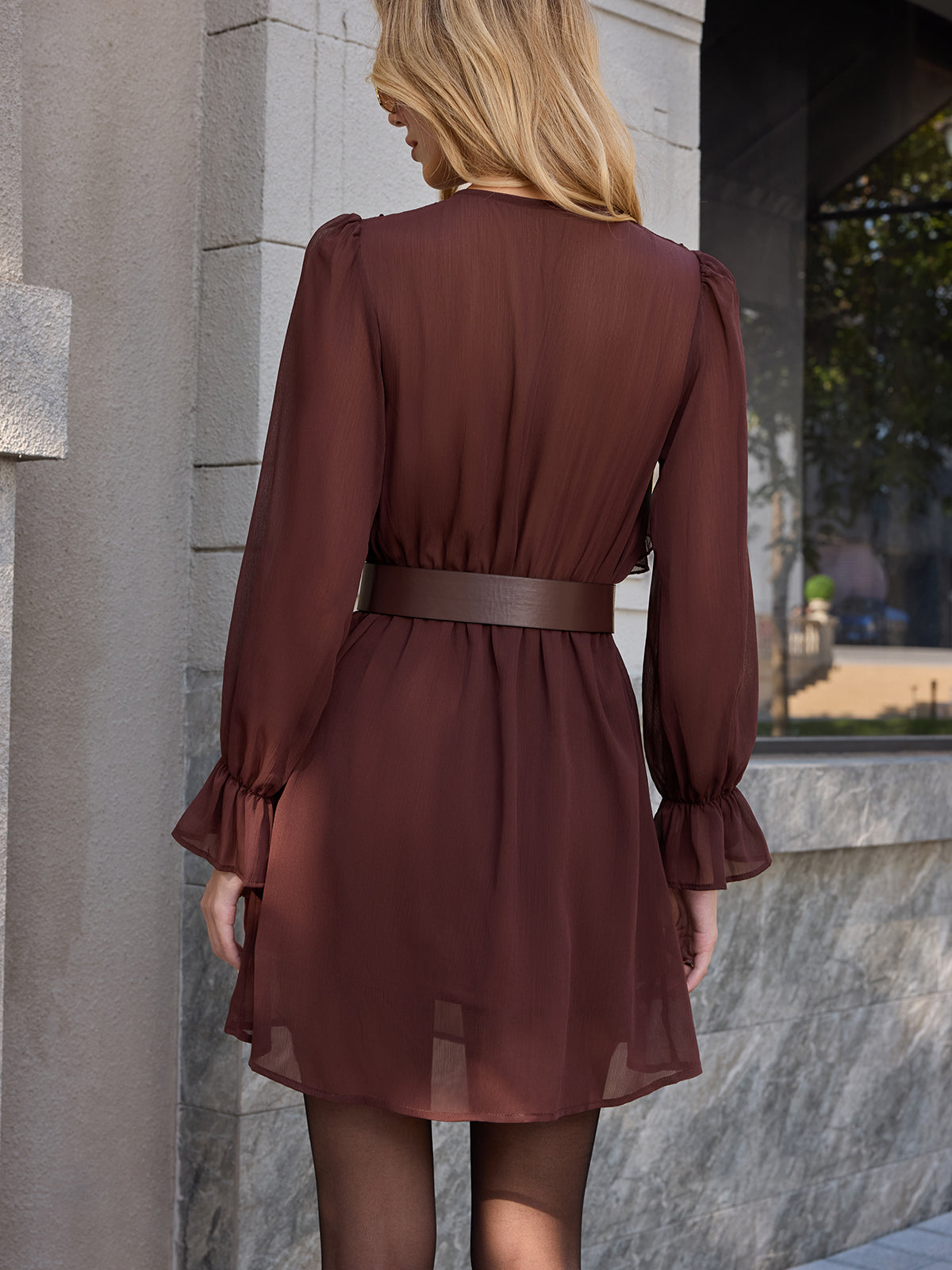 Gürtelkleid aus Chiffon mit Rüschen und Schleifenkragen