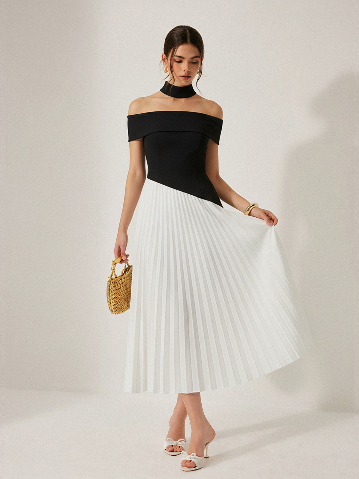 Robe longue plissée épaules dénudées color-block