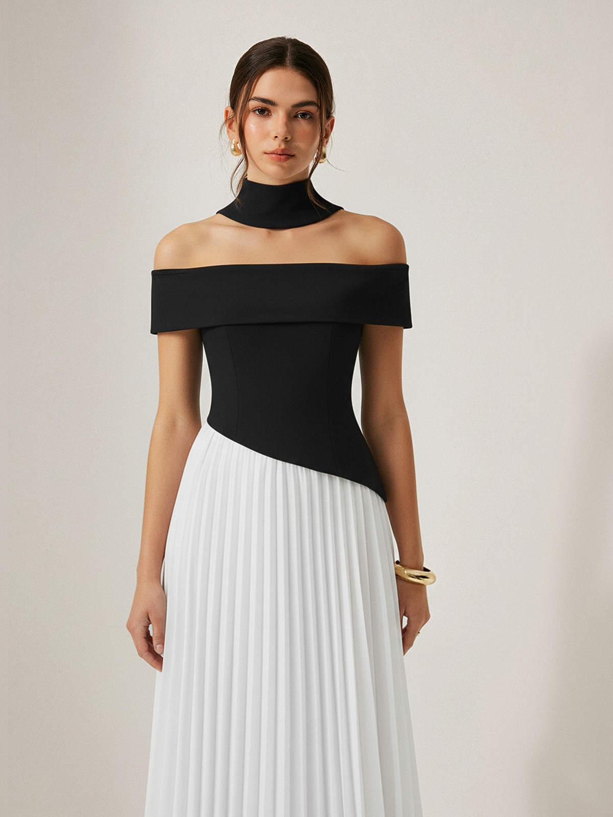Robe longue plissée épaules dénudées color-block