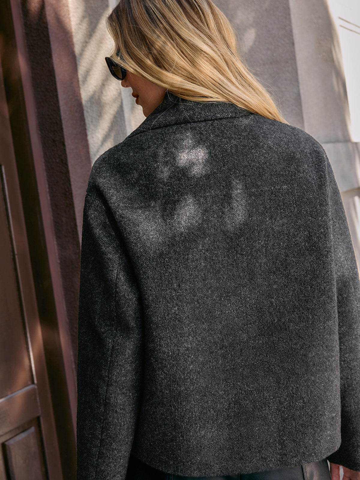 Kurze Boucléjacke mit Schal
