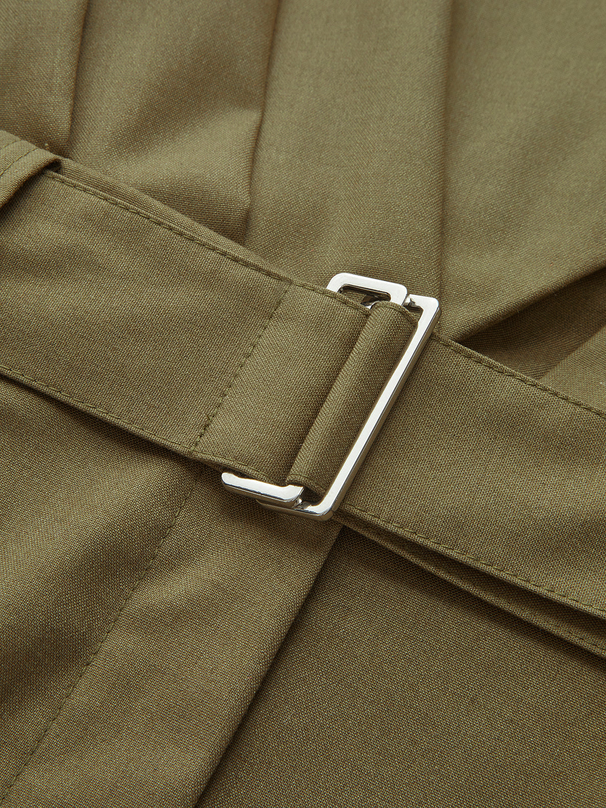 Ärmelloser kurzer Overall mit Gürtel