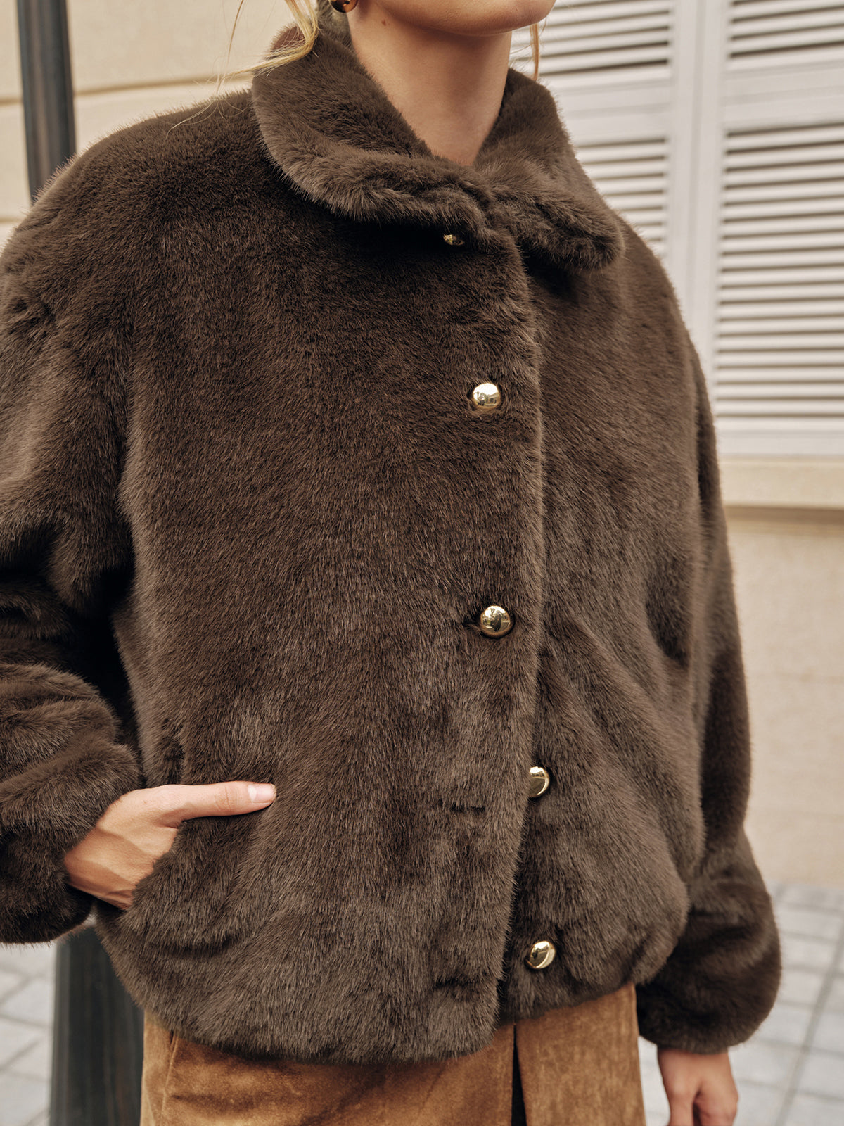 Manteau en fausse fourrure à boutons métalliques