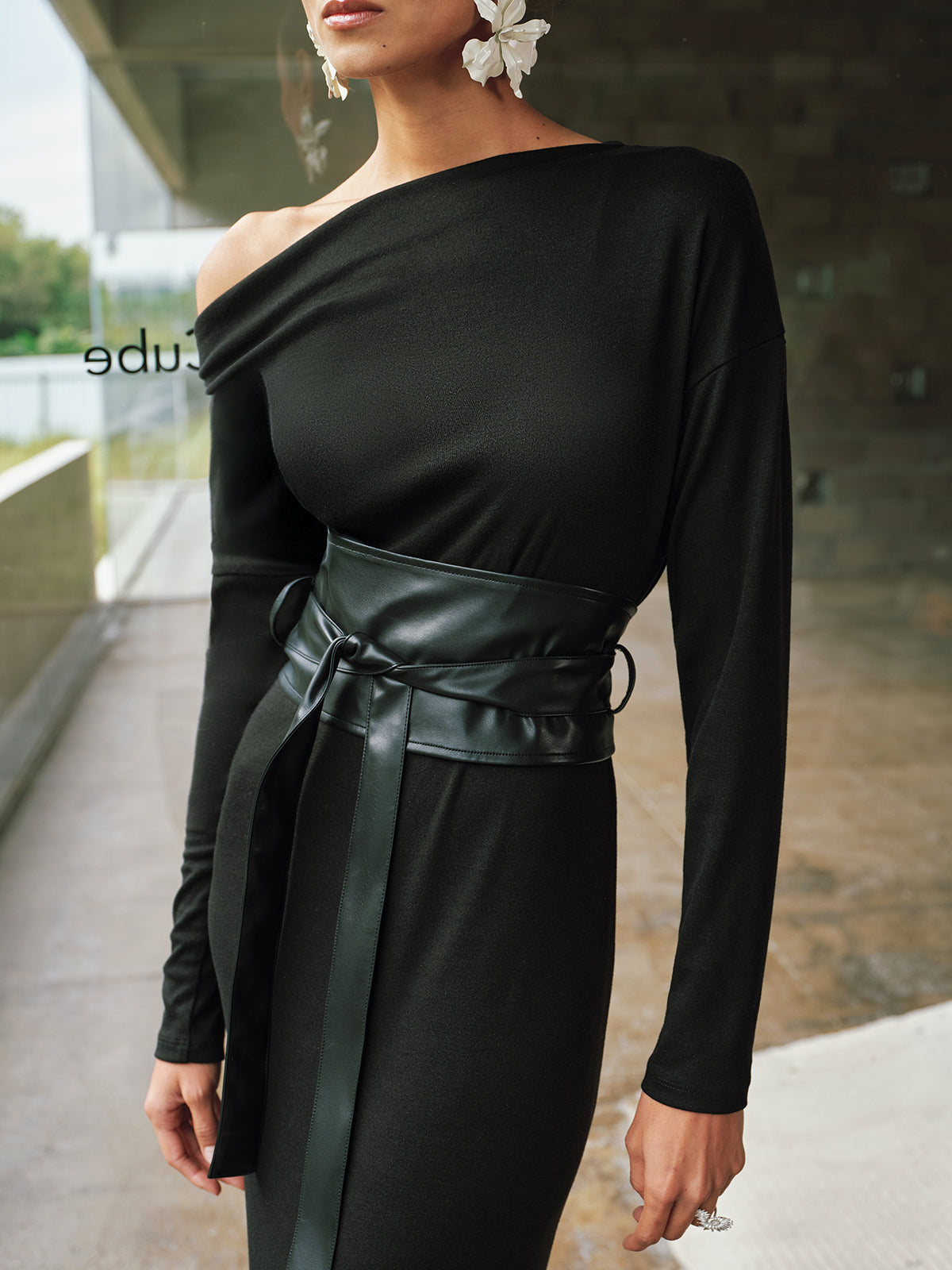 Carmen-Maxikleid mit Taillenraffung und Schlitz
