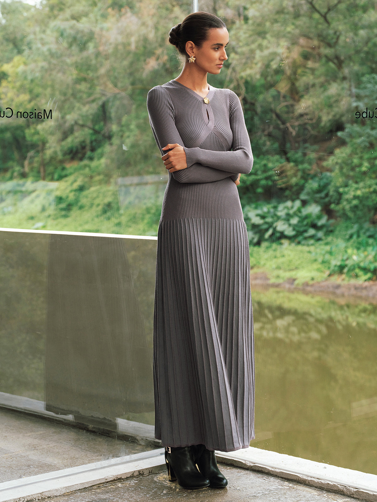 Robe longue texturée à col fendu et détails métalliques