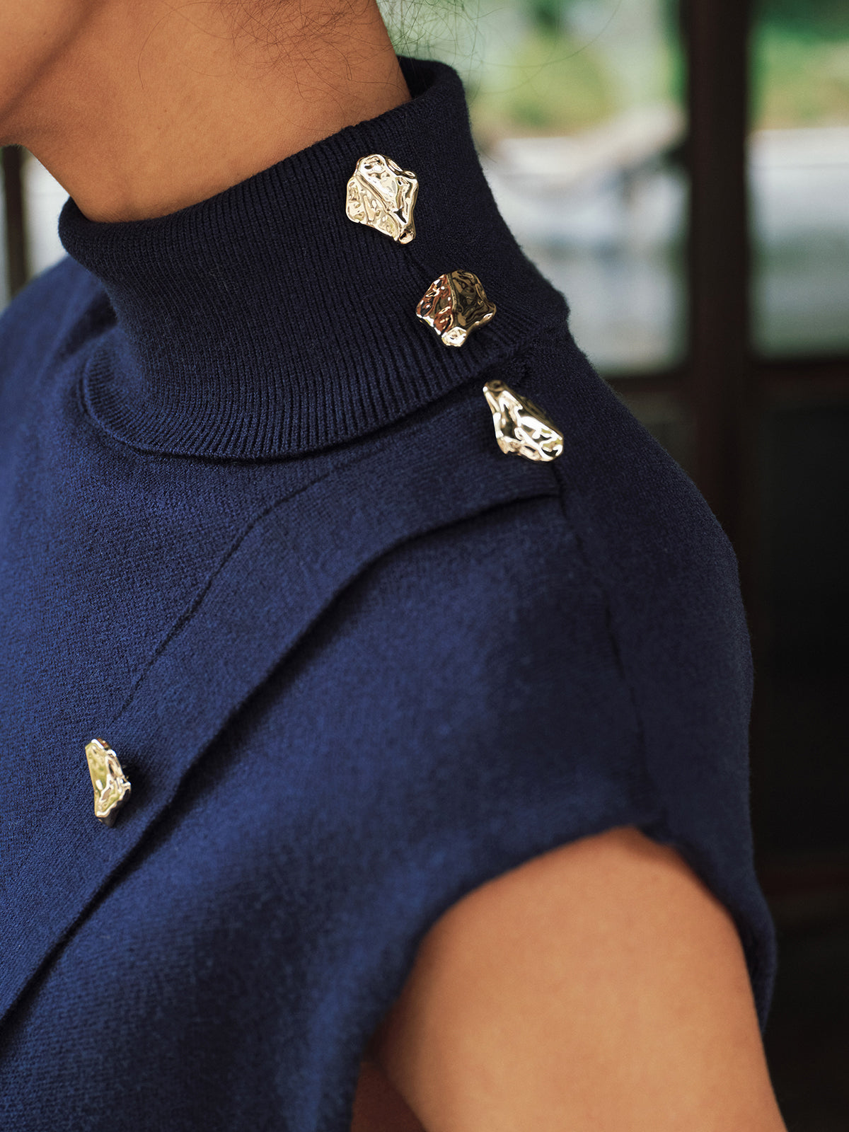 Gilet en maille sans manches à col roulé et détails métalliques
