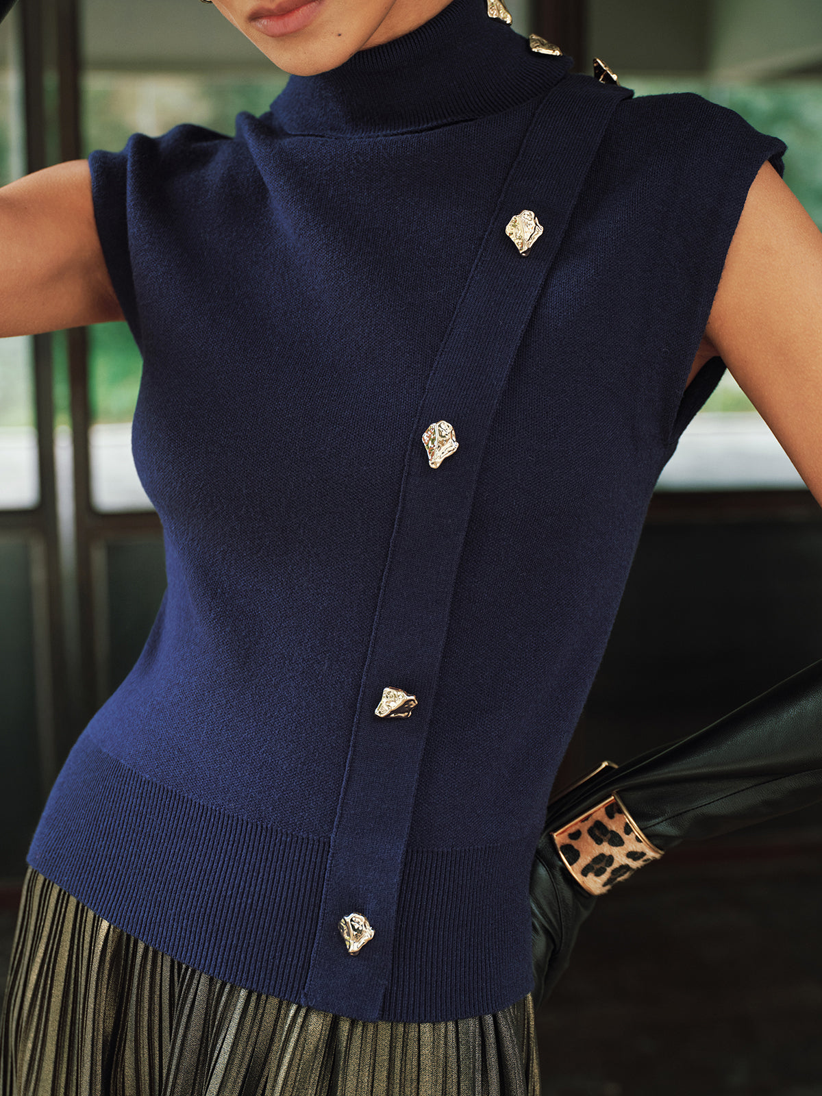 Gilet en maille sans manches à col roulé et détails métalliques